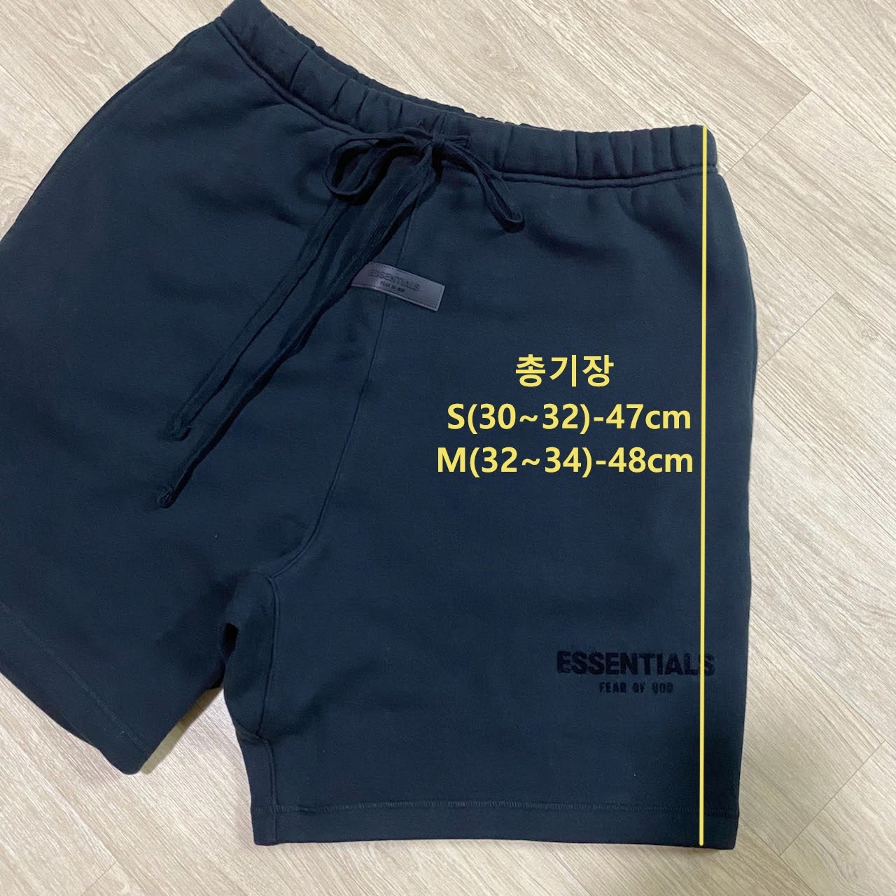Essentials The Core Collection T-Shirt Stretch Limo, Essentials The Core Collection Sweatshorts Stretch Limo 착용 스타일 - 4