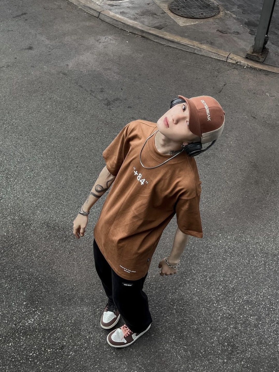 Jordan 1 Low SE Chocolate Bliss 착용 스타일 - 1