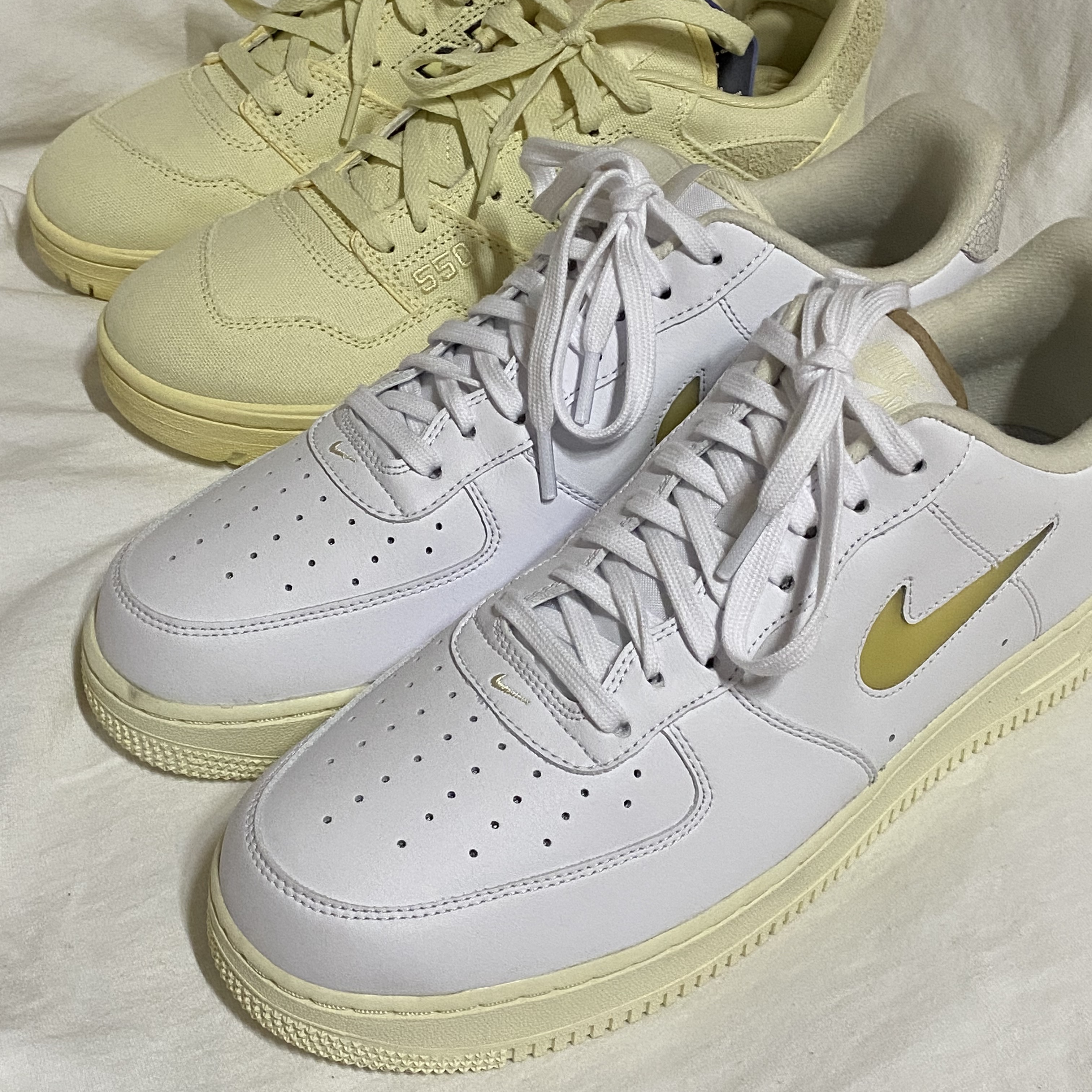 Nike Air Force 1 '07 LX Pale Vanilla, New Balance x Joe Freshgoods 550 Conversations Amongst Us Beige - 2E Wide 착용 스타일