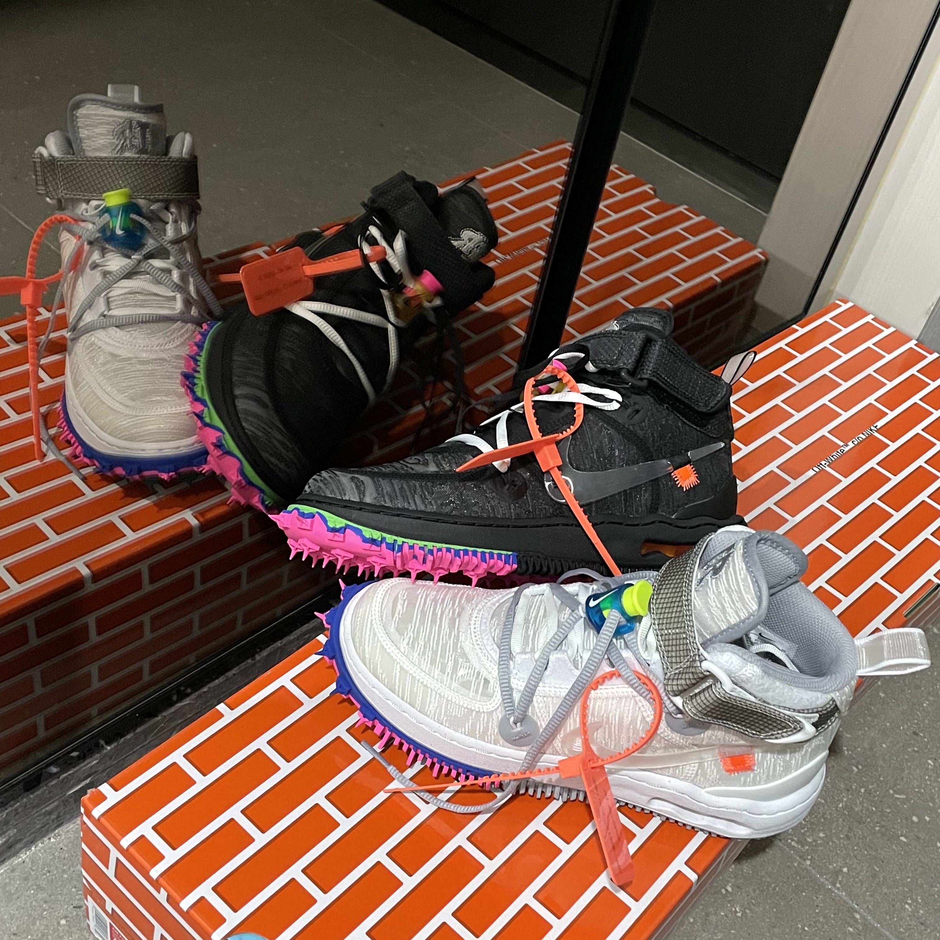 Nike x Off-White Air Force 1 Mid SP White, Nike x Off-White Air Force 1 Mid SP Black 착용 스타일 - 2