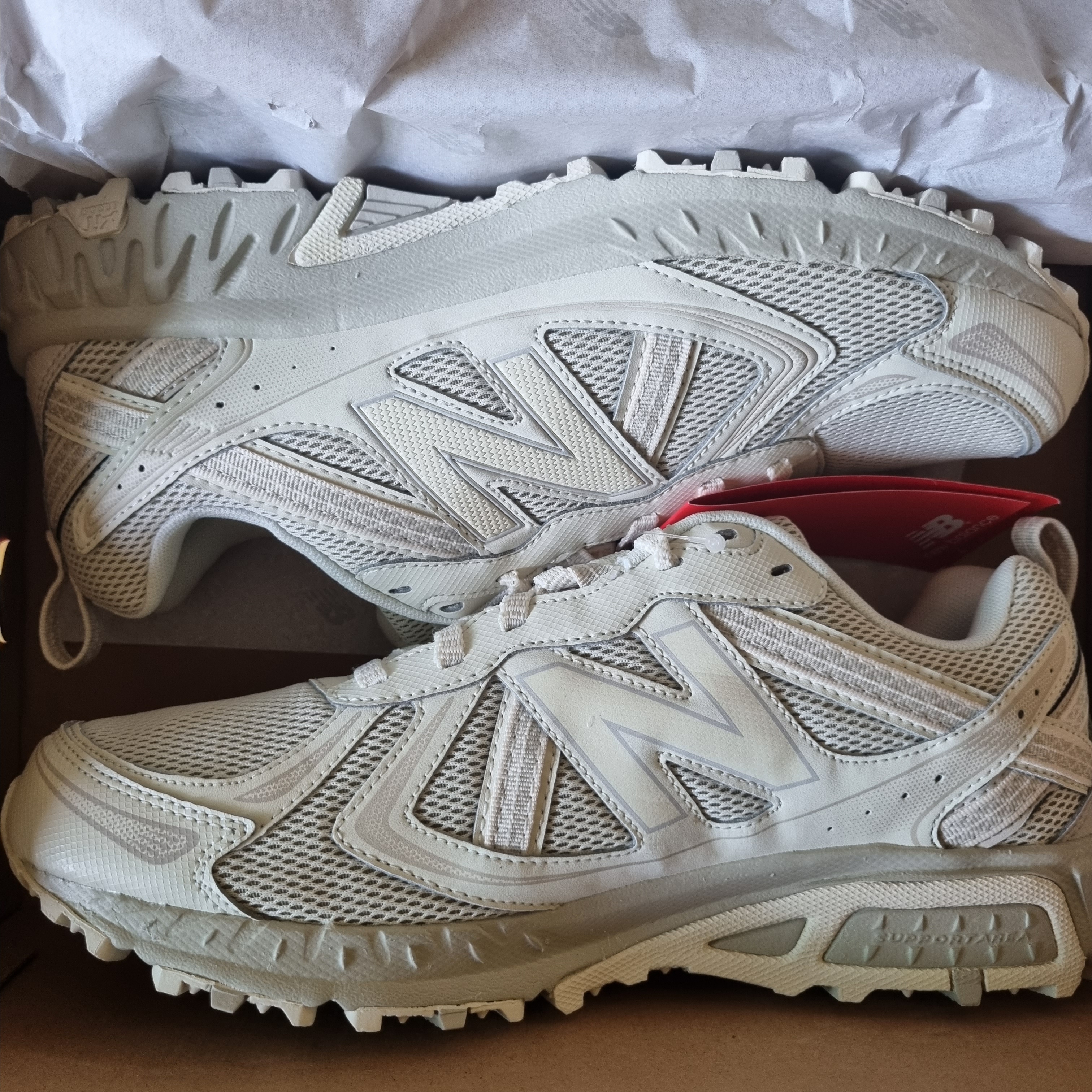 New Balance 410v5 Trail Beige - 2E Wide 착용 스타일