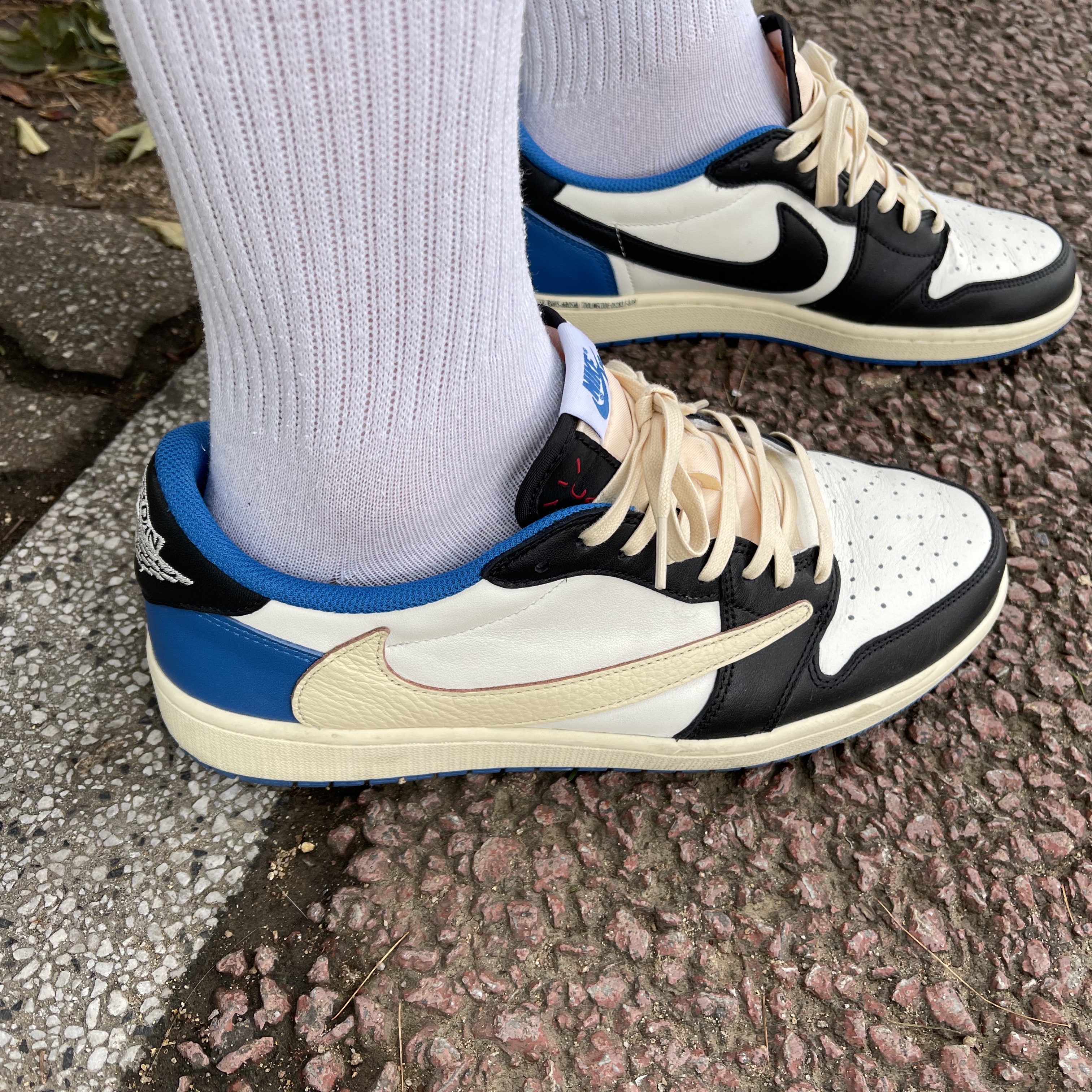 Jordan 1 x Travis Scott x Fragment Retro Low OG SP Military Blue 착용 스타일 - 3