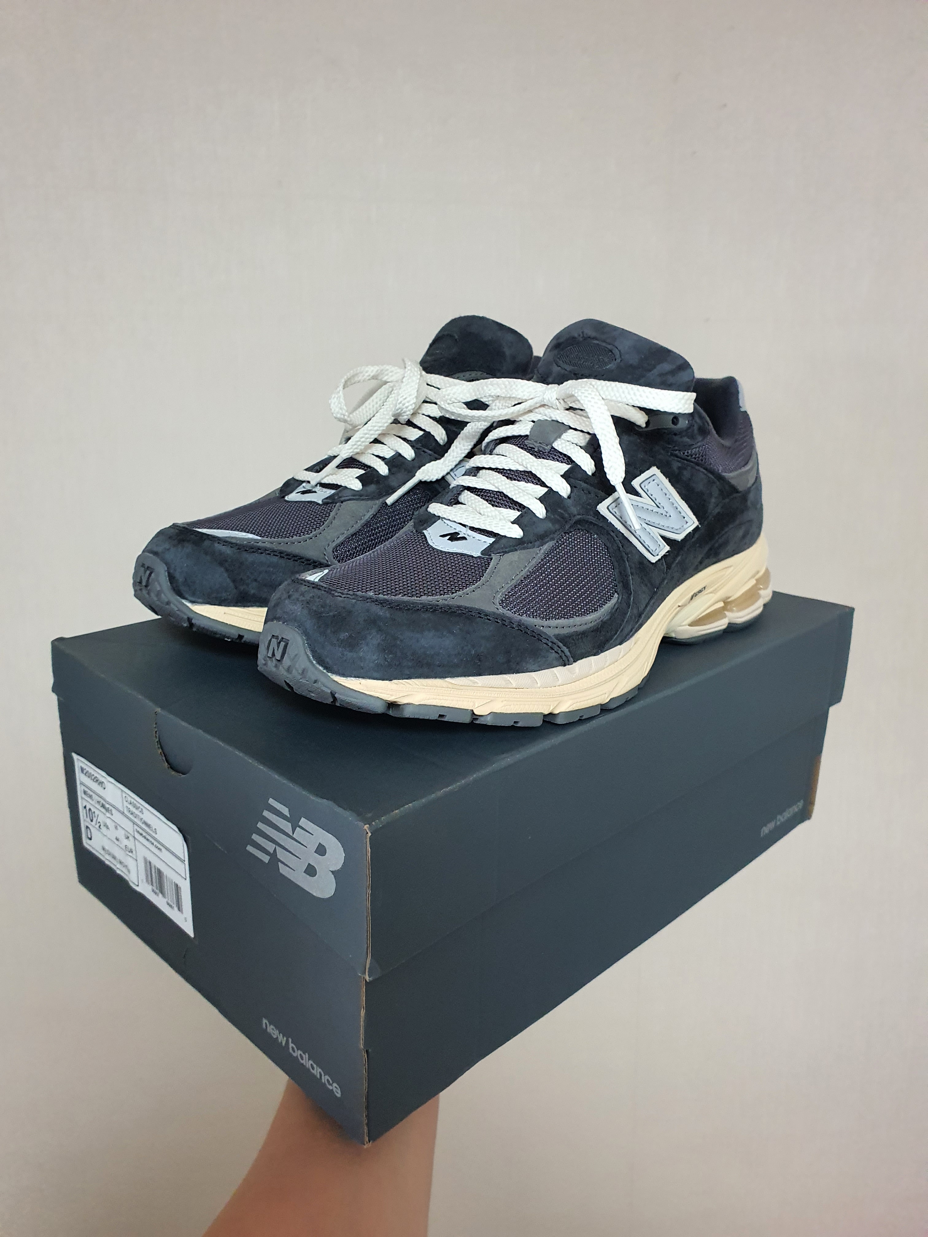 New Balance 2002R Special Vintage Black Grey, Double RL Garment Dyeing Twill Ball Cap Black 착용 스타일 - 3