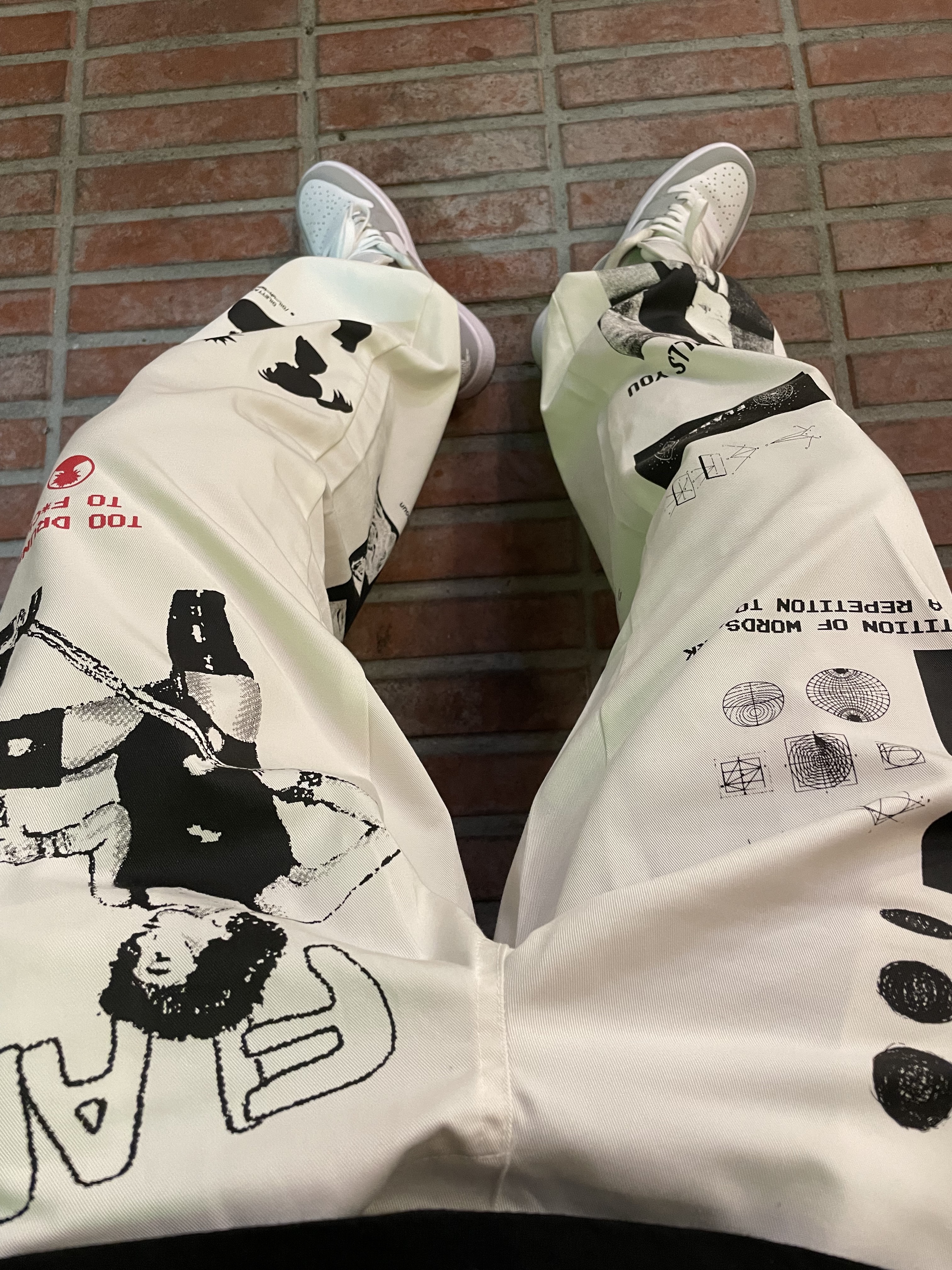(W) Jordan 1 Low White Wolf Grey, Stussy Livin' Large T-Shirt Black 착용 스타일 - 2