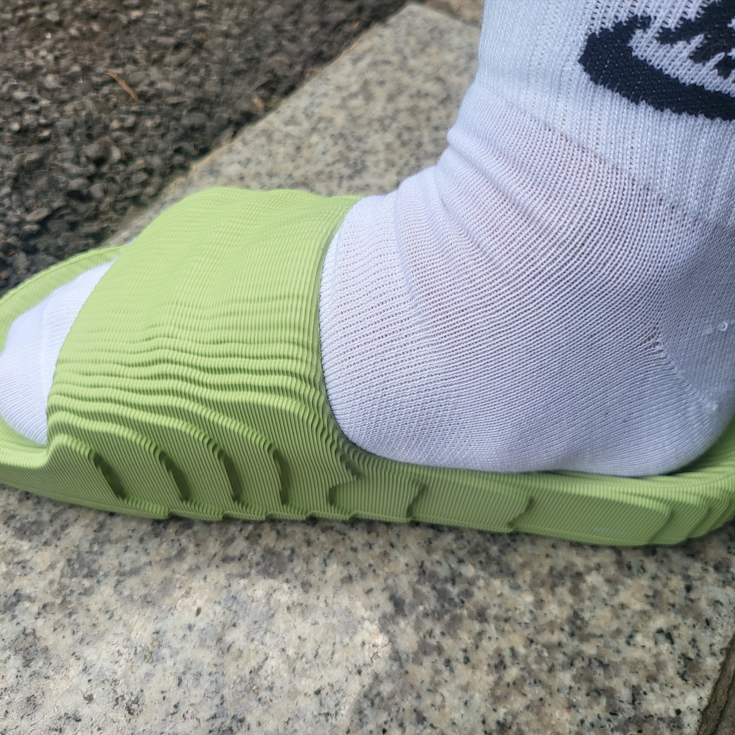 Adidas Adilette 22 Magic Lime, Adidas Adilette 22 Desert Sand 착용 스타일 - 4