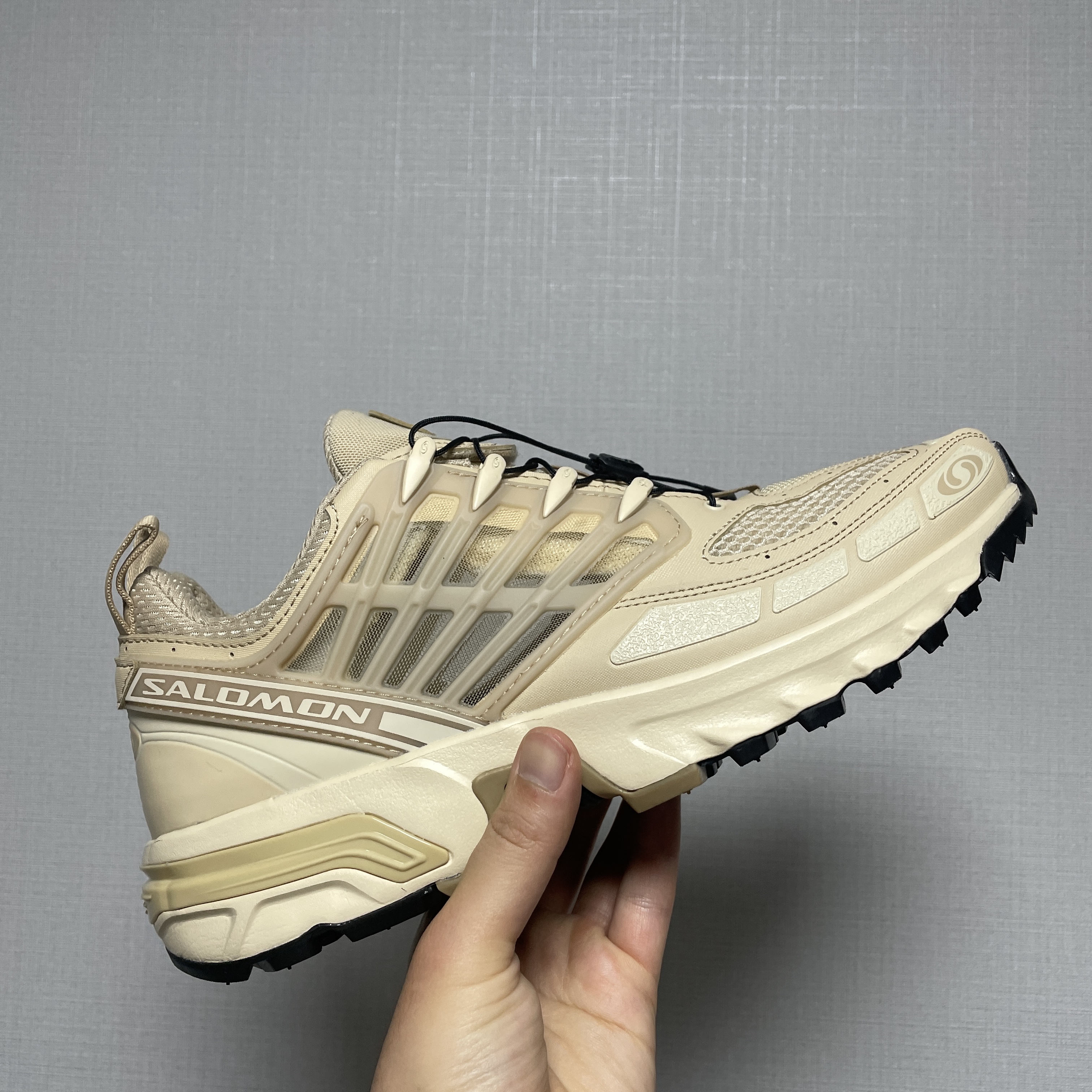 Salomon ACS Pro ADV Safari Bleached Sand 착용 스타일 - 2