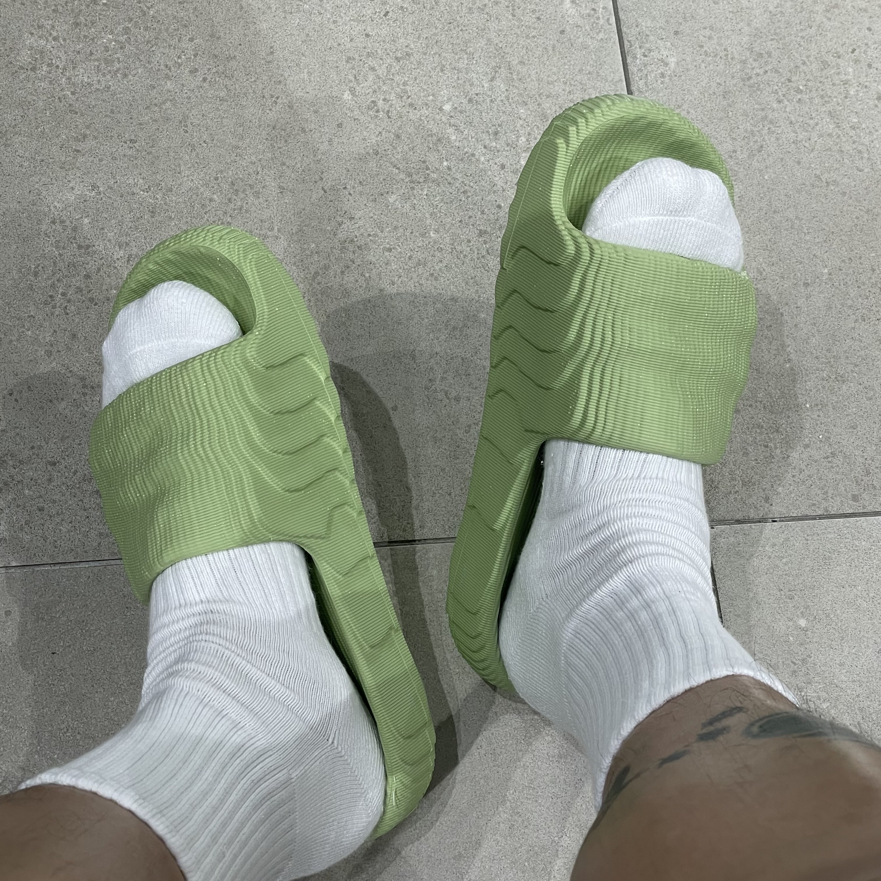 Adidas Adilette 22 Magic Lime 착용 스타일
