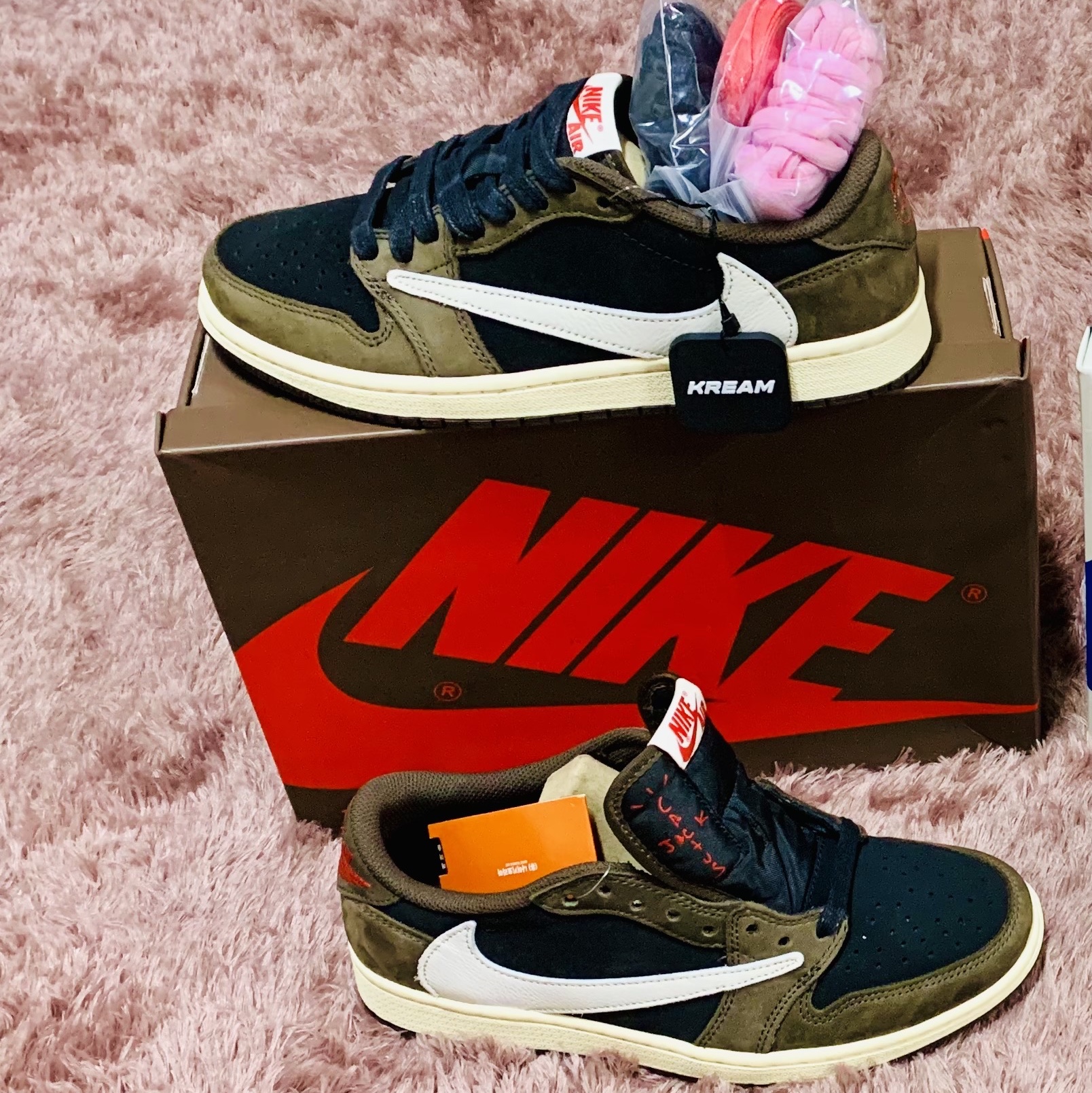 Jordan 1 x Travis Scott Retro Low OG SP Mocha 착용 스타일 - 1