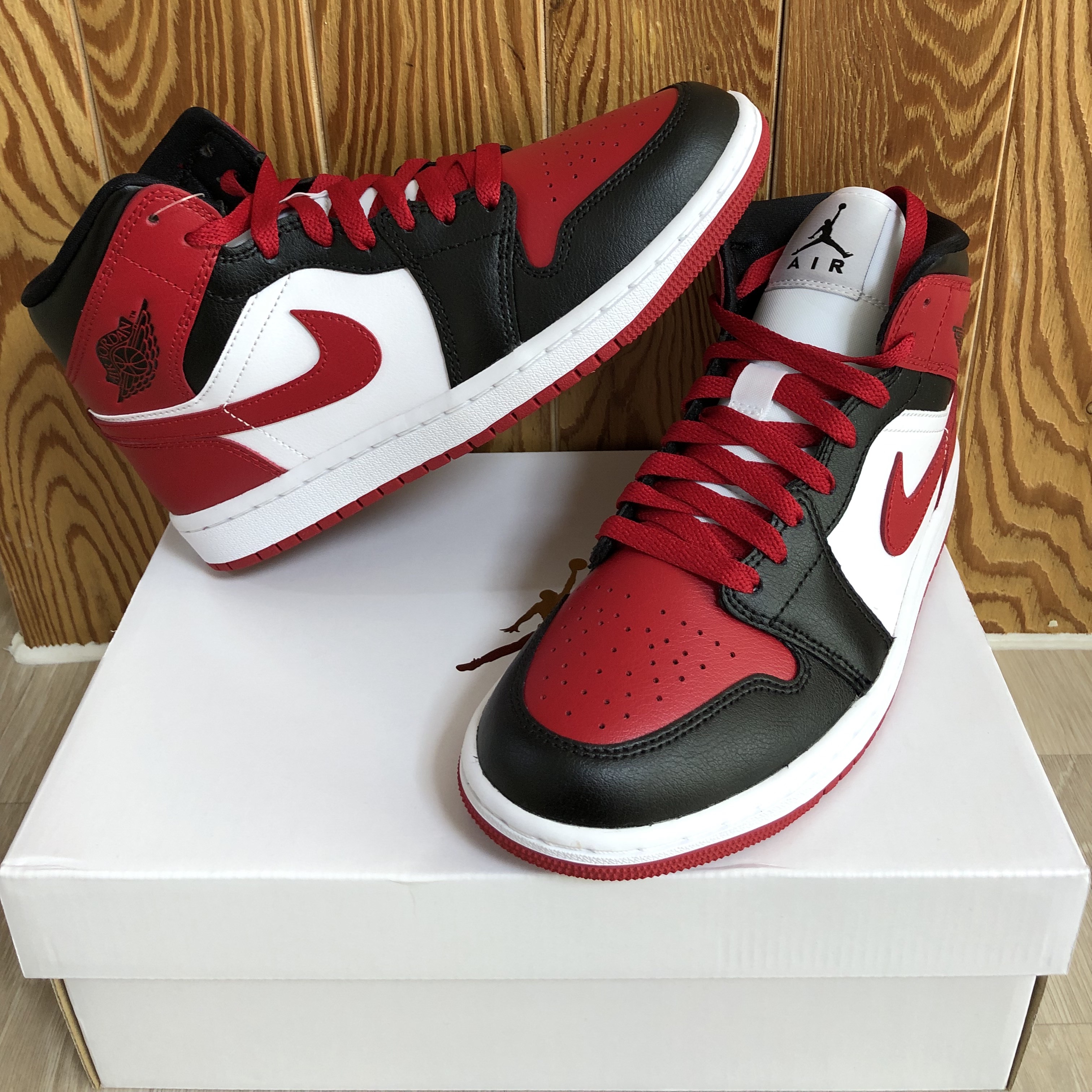 (W) Jordan 1 Mid Black and Gym Red 착용 스타일