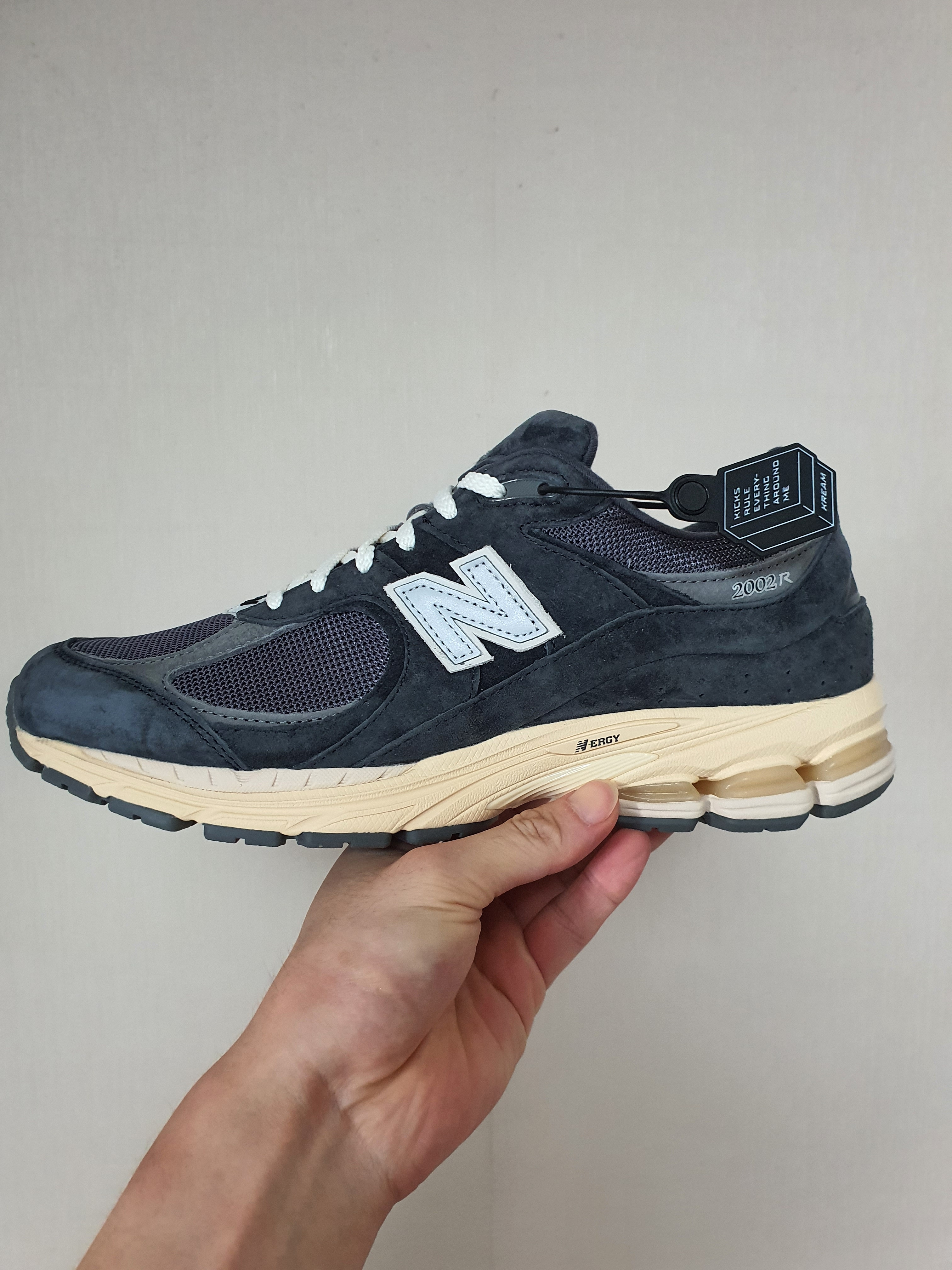 New Balance 2002R Special Vintage Black Grey, Double RL Garment Dyeing Twill Ball Cap Black 착용 스타일 - 1