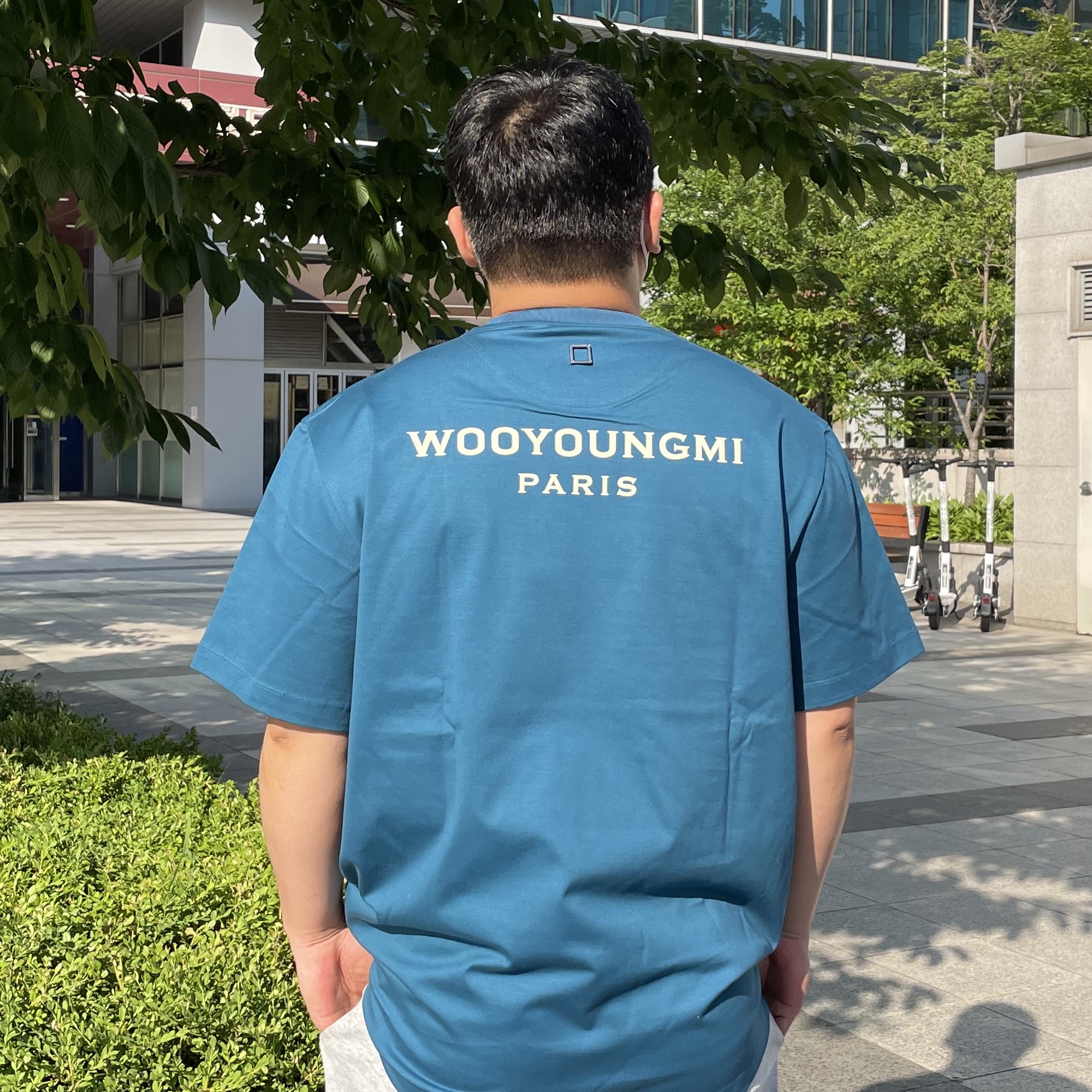 Wooyoungmi White Back Logo T-Shirt Blue - 22FW 착용 스타일