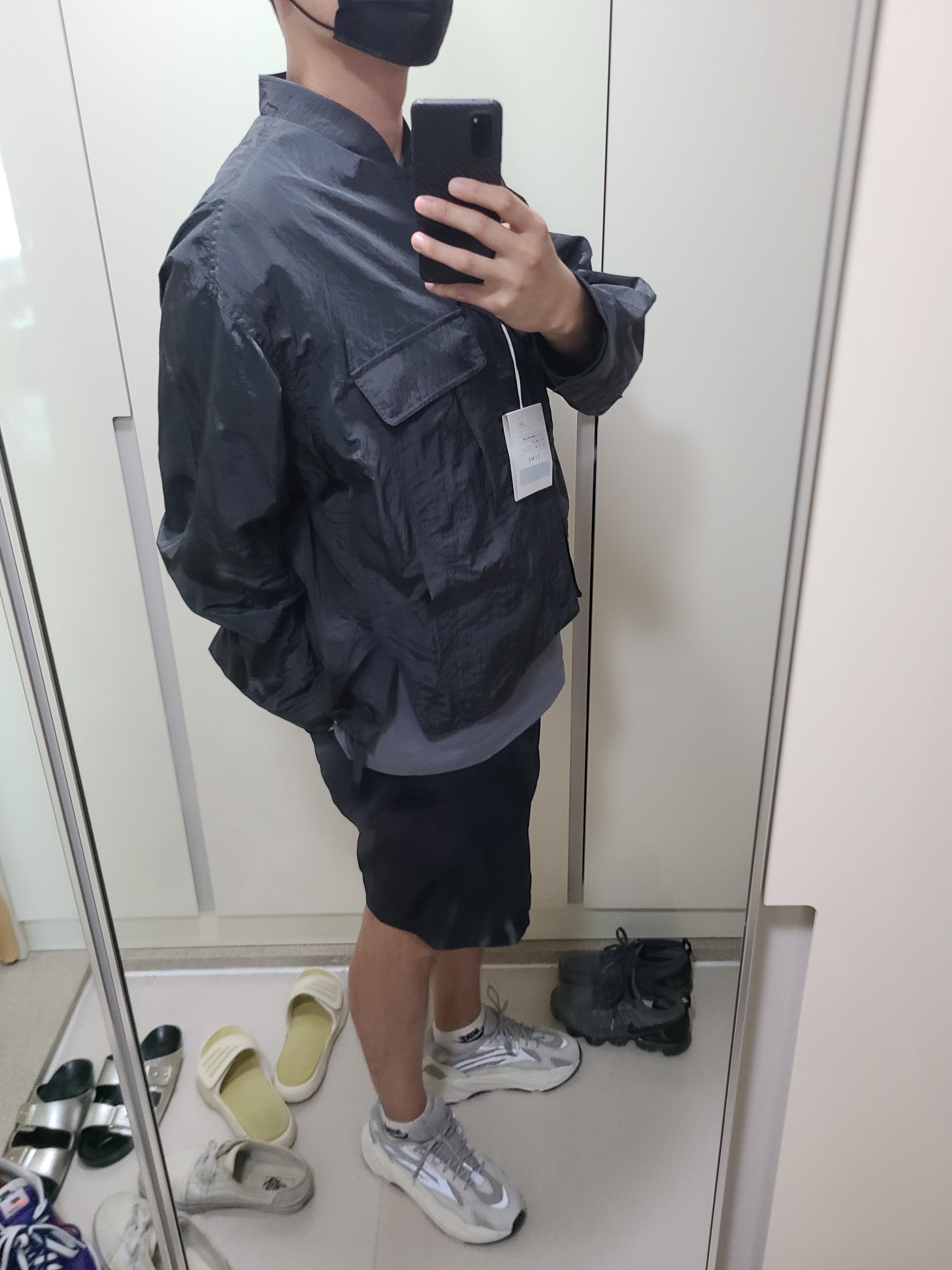 Adidas Yeezy Boost 700 V2 Static 2022, Nike x Sacai VaporWaffle Dark Iris 착용 스타일 - 1