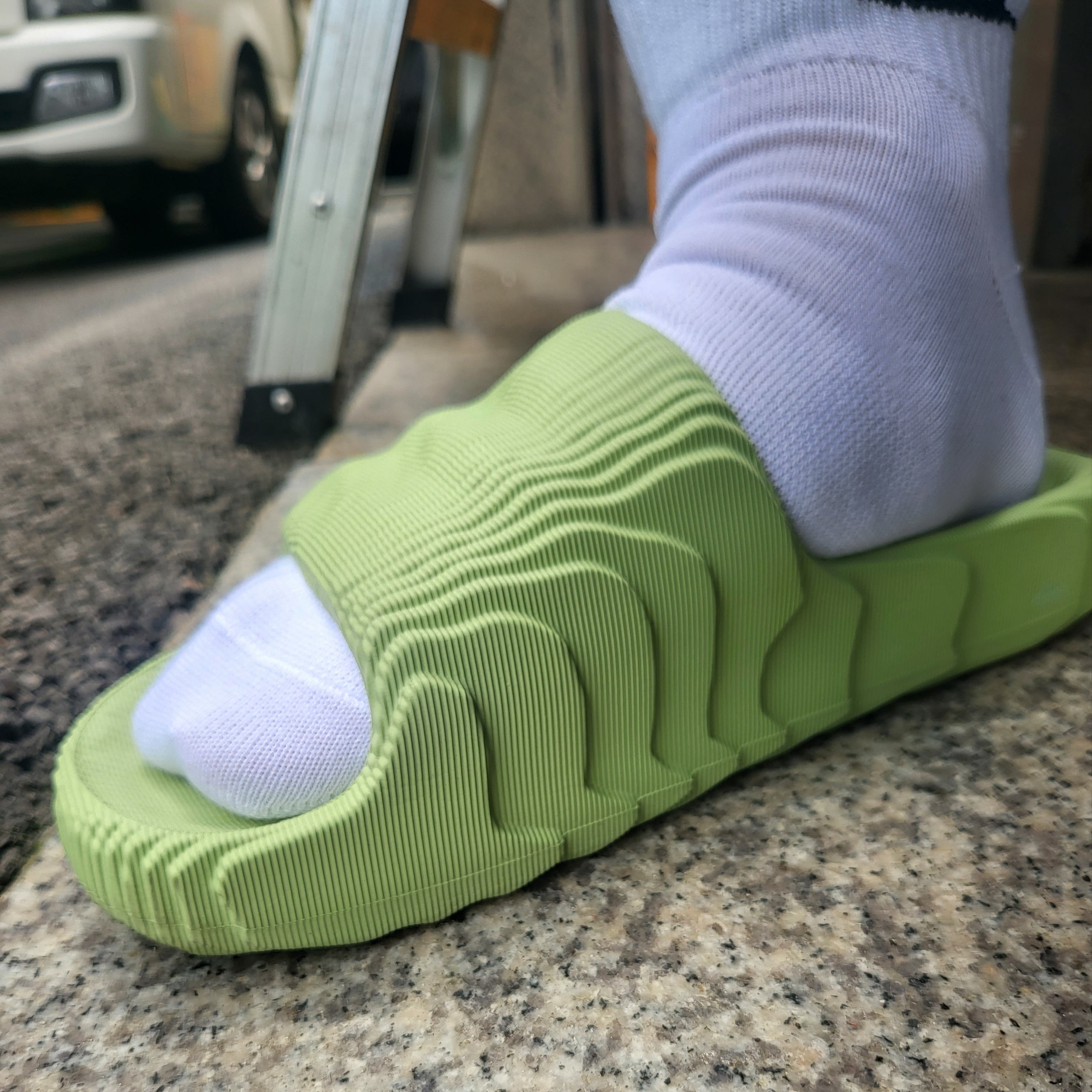 Adidas Adilette 22 Magic Lime, Adidas Adilette 22 Desert Sand 착용 스타일 - 1
