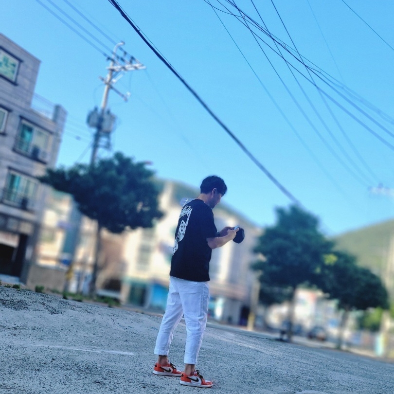 Stussy Fuzzy Dice T-Shirt Black, Jordan 1 Low OG Starfish 착용 스타일 - 2
