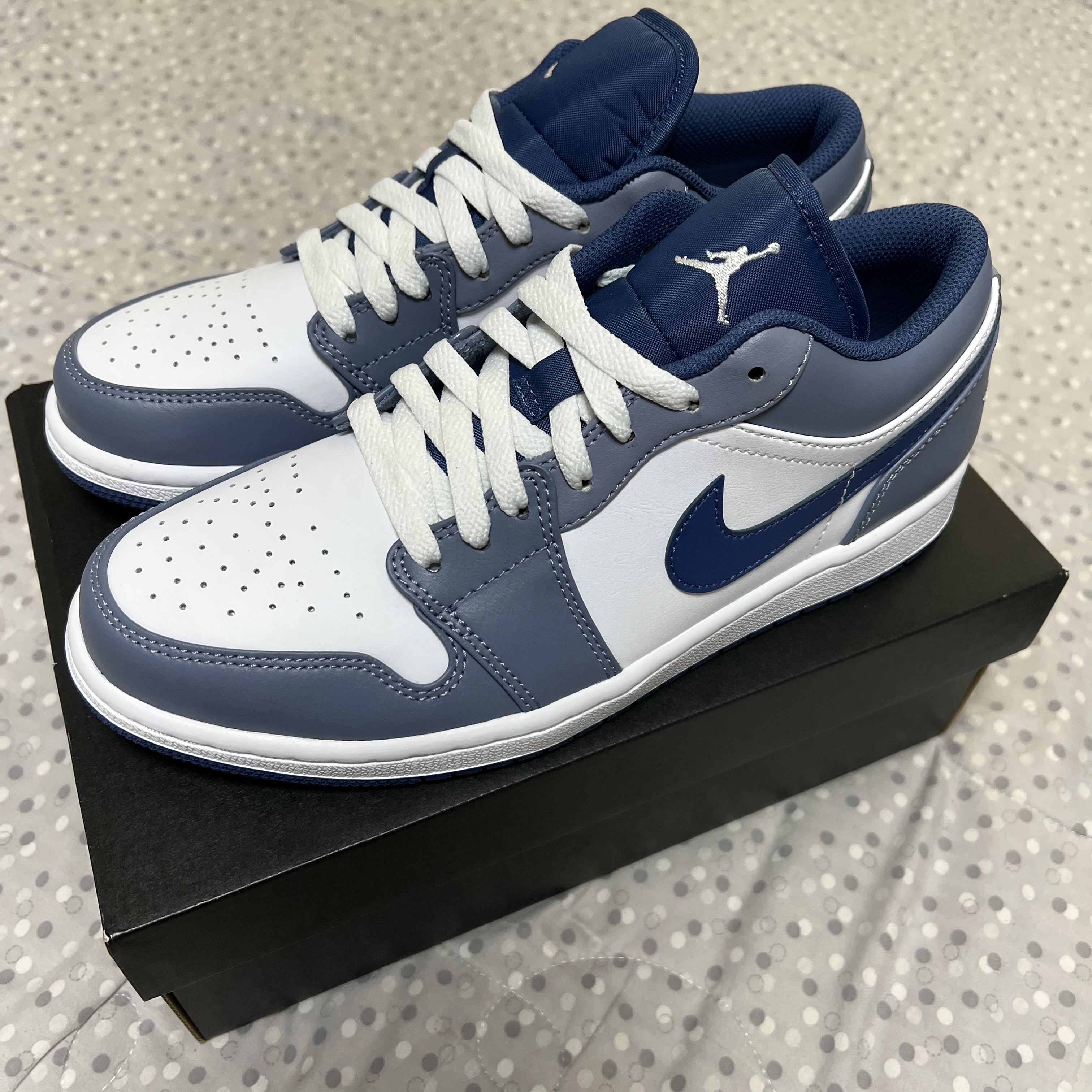 Jordan 1 Low Ashen Slate and Mystic Navy 착용 스타일