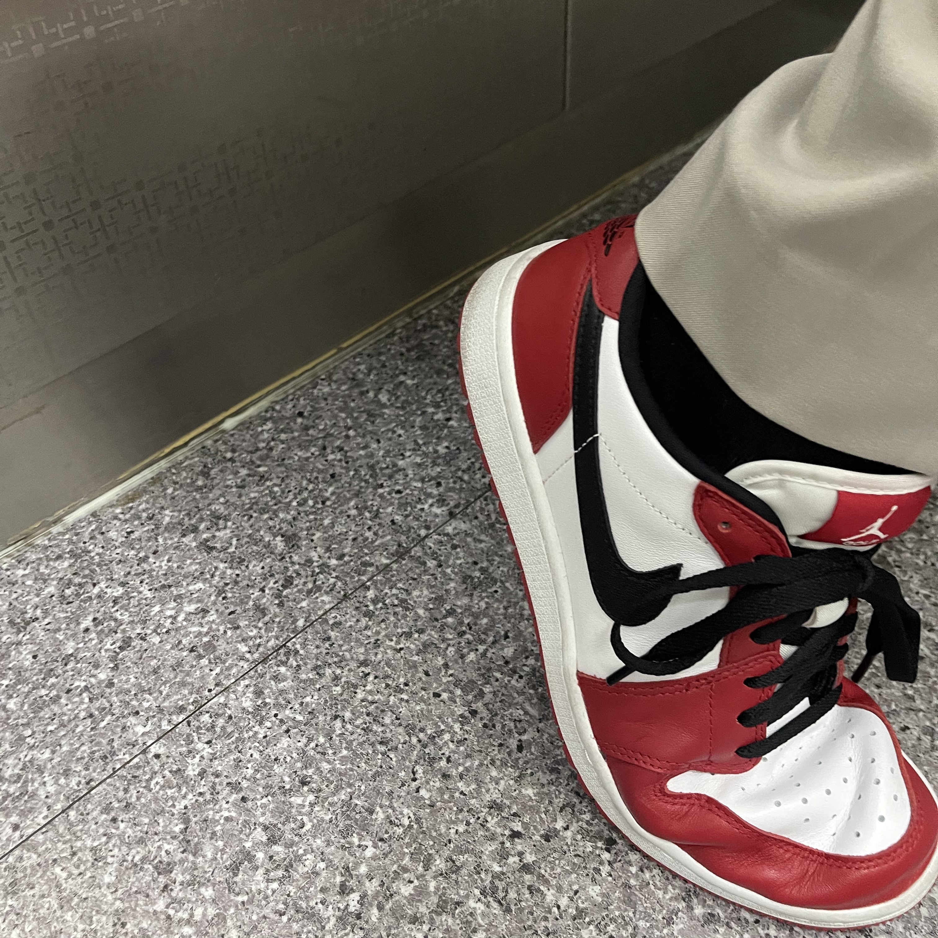 Jordan 1 Low Golf Chicago 착용 스타일 - 2