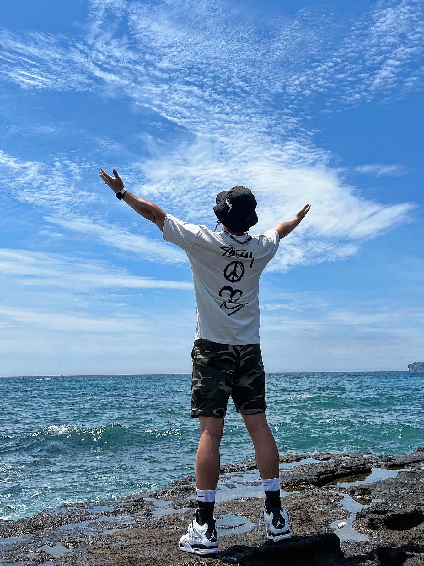 Nike x Stussy NRG RA T-Shirt Summit White (DM4942-121), Nike x Stussy Bucket Hat Black 착용 스타일 - 1