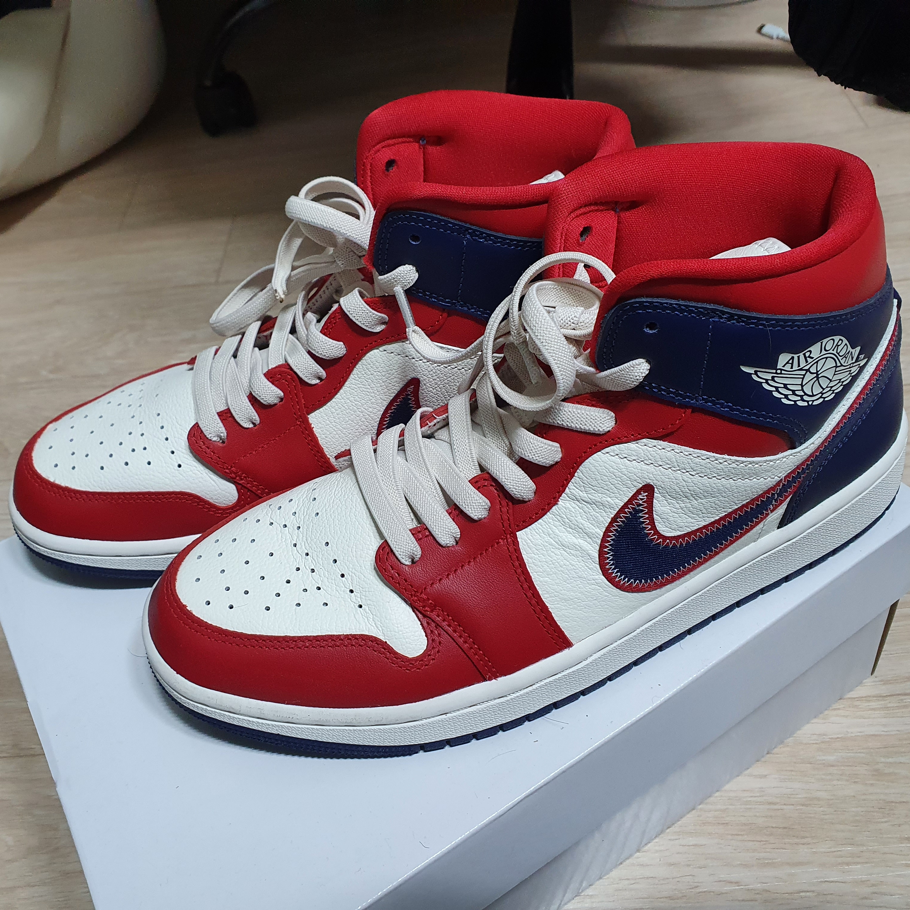 (W) Jordan 1 Mid SE Gym Red Midnight Navy 착용 스타일