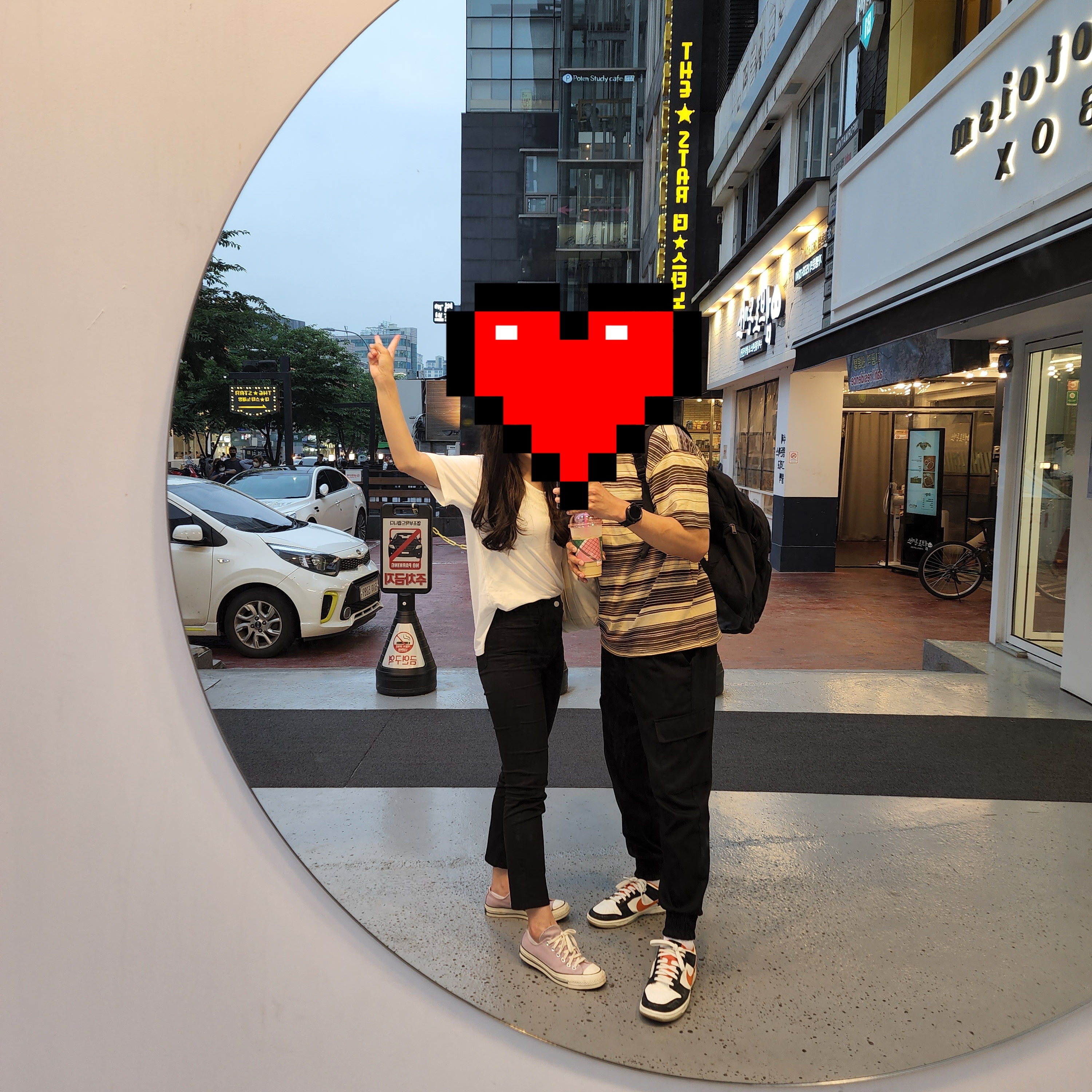 Converse x Play Comme des Garcons Chuck 70 Ox Steel Gray, Play Comme des Garcons Red Heart T-Shirt White 착용 스타일 - 3
