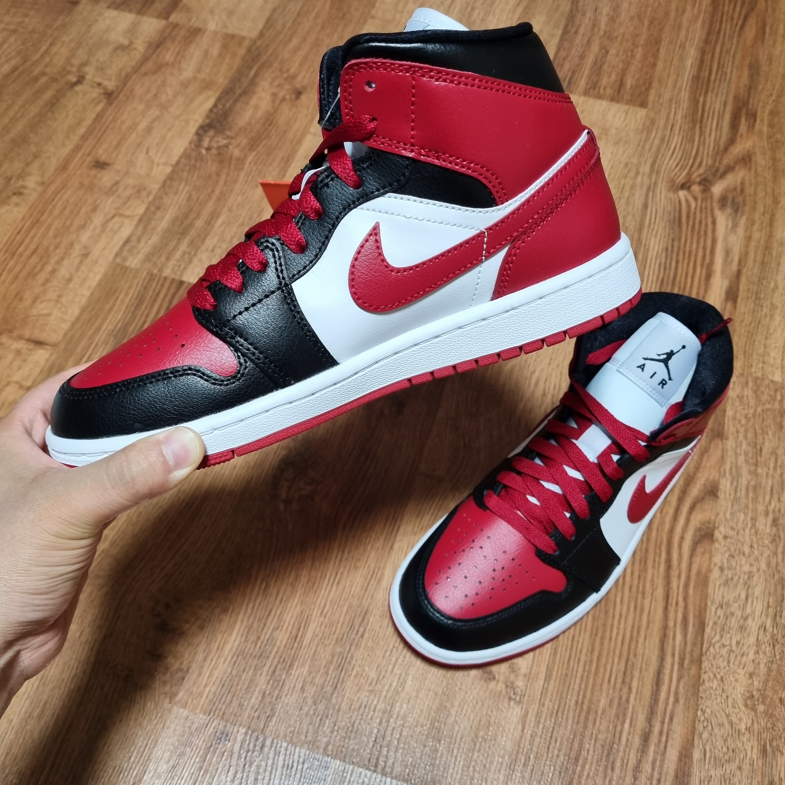 (W) Jordan 1 Mid Black and Gym Red 착용 스타일 - 1