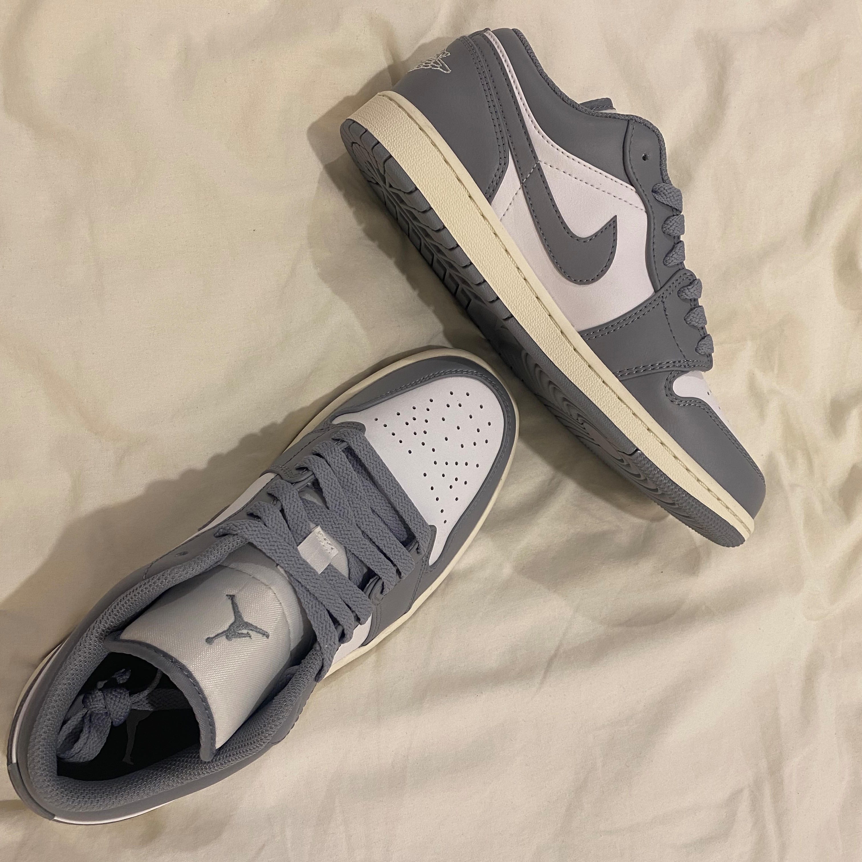 Jordan 1 Low Stealth and White 착용 스타일 - 4