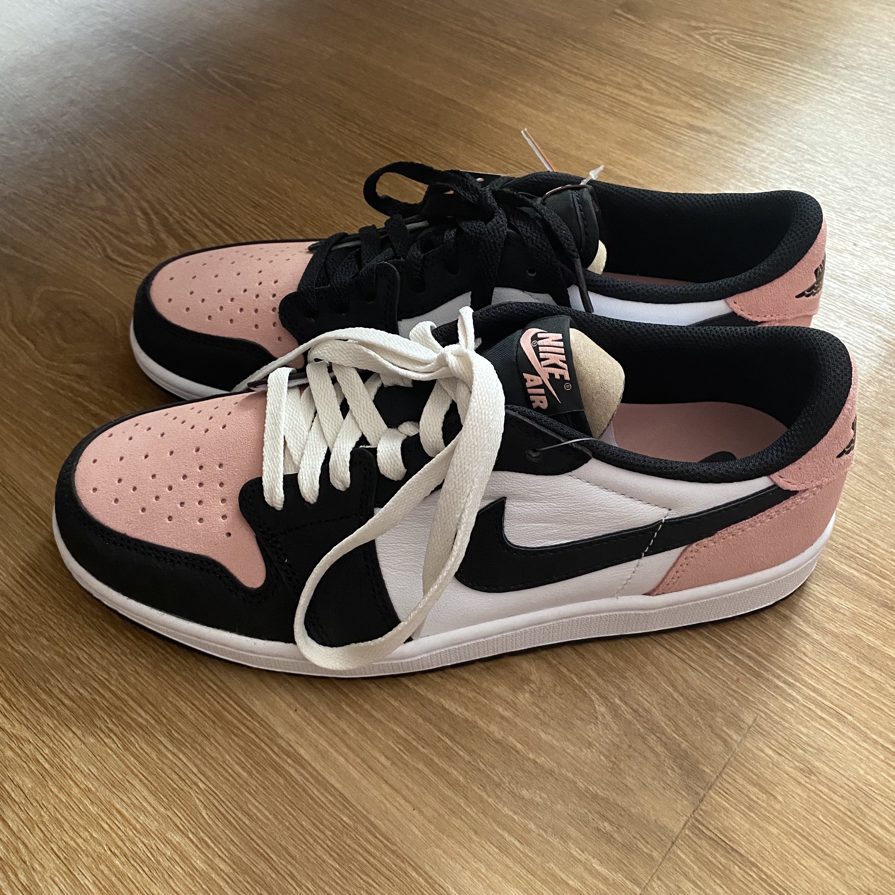 Jordan 1 Retro High OG Black Mocha, Jordan 1 Retro Low OG Bleached Coral 착용 스타일