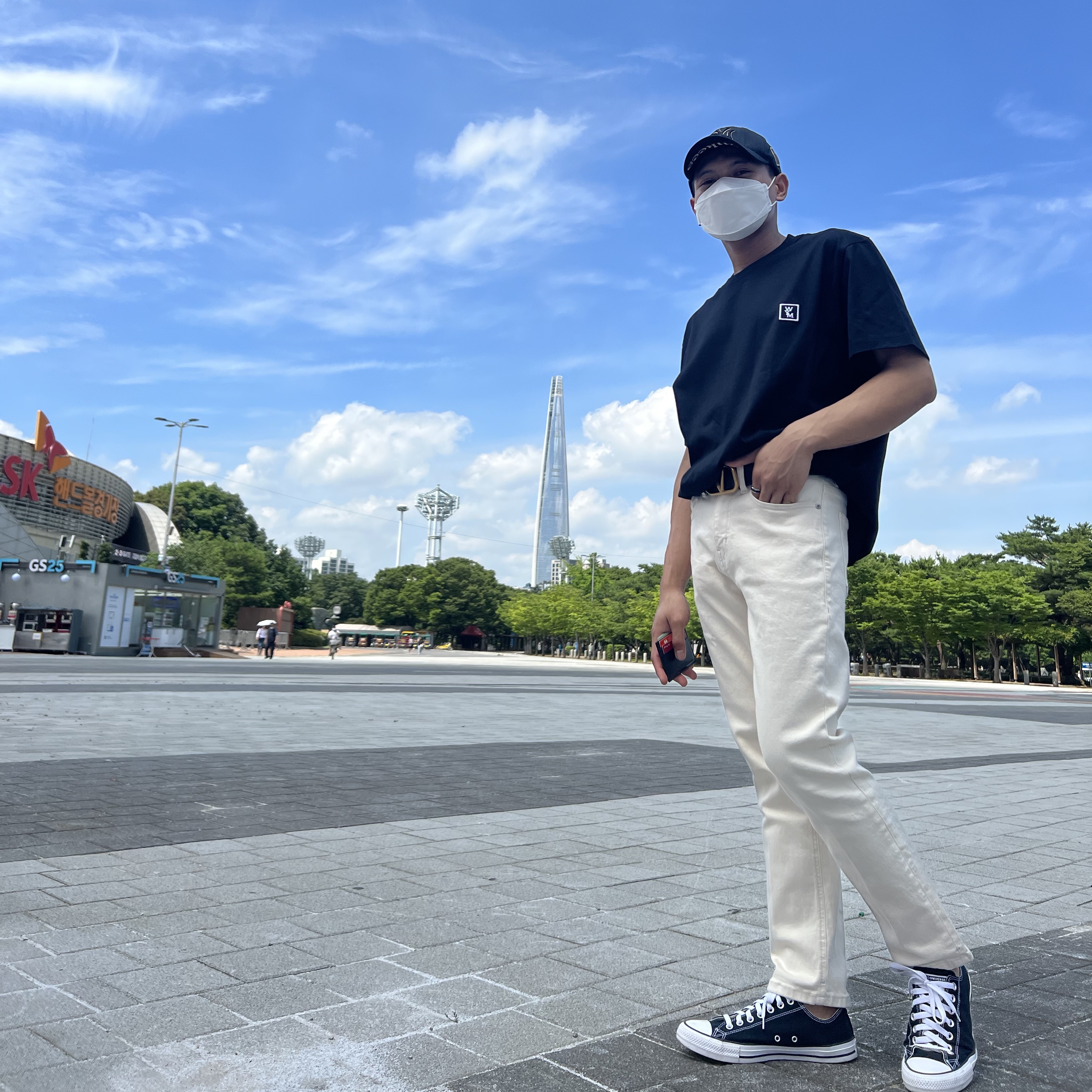Wooyoungmi White Back Logo T-Shirt Black - 22FW, Balenciaga Grained Calfskin Cash Split Card Holder Black 착용 스타일 - 2