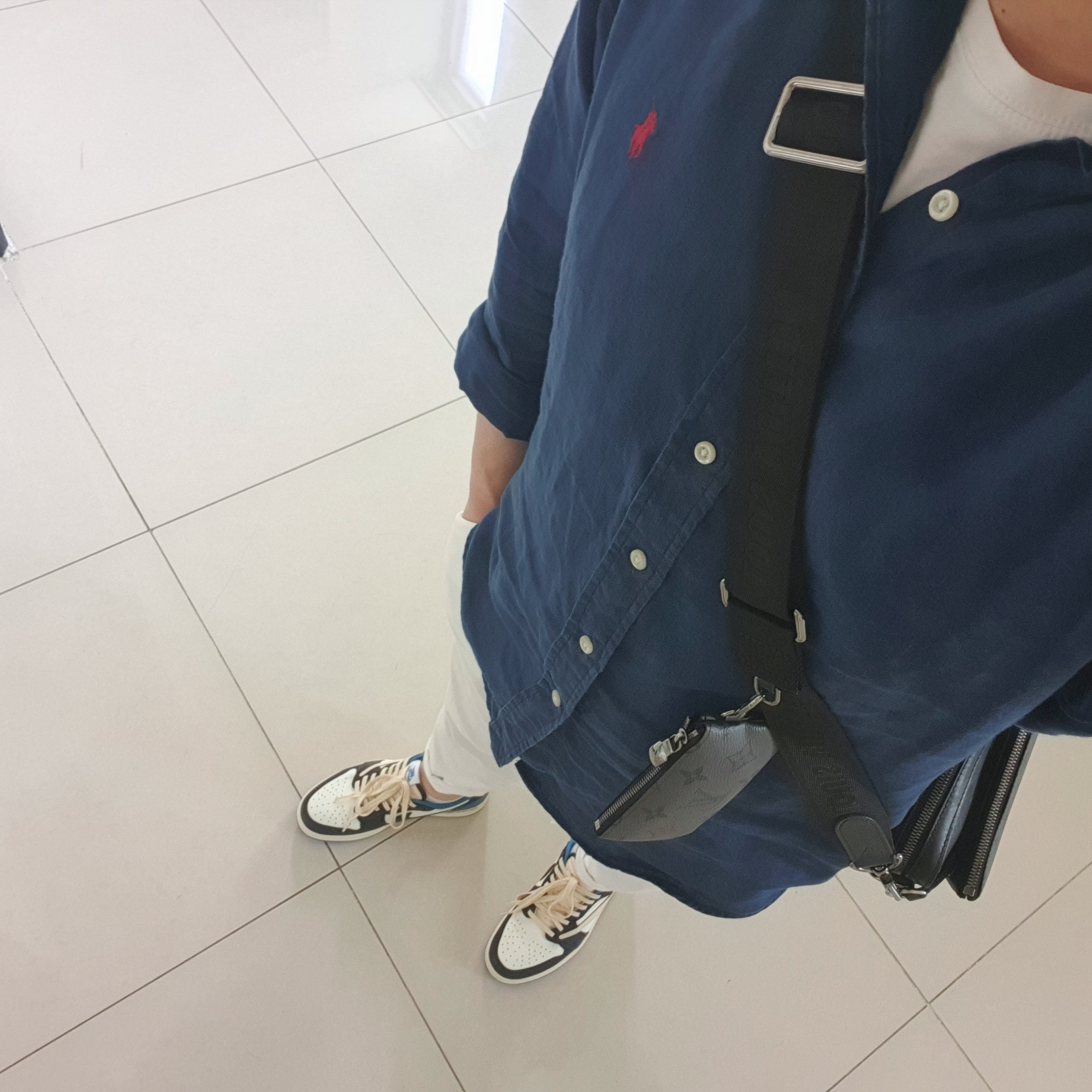 Jordan 1 x Travis Scott x Fragment Retro Low OG SP Military Blue, Louis Vuitton Trio Messenger Monogram Eclipse 착용 스타일 - 2