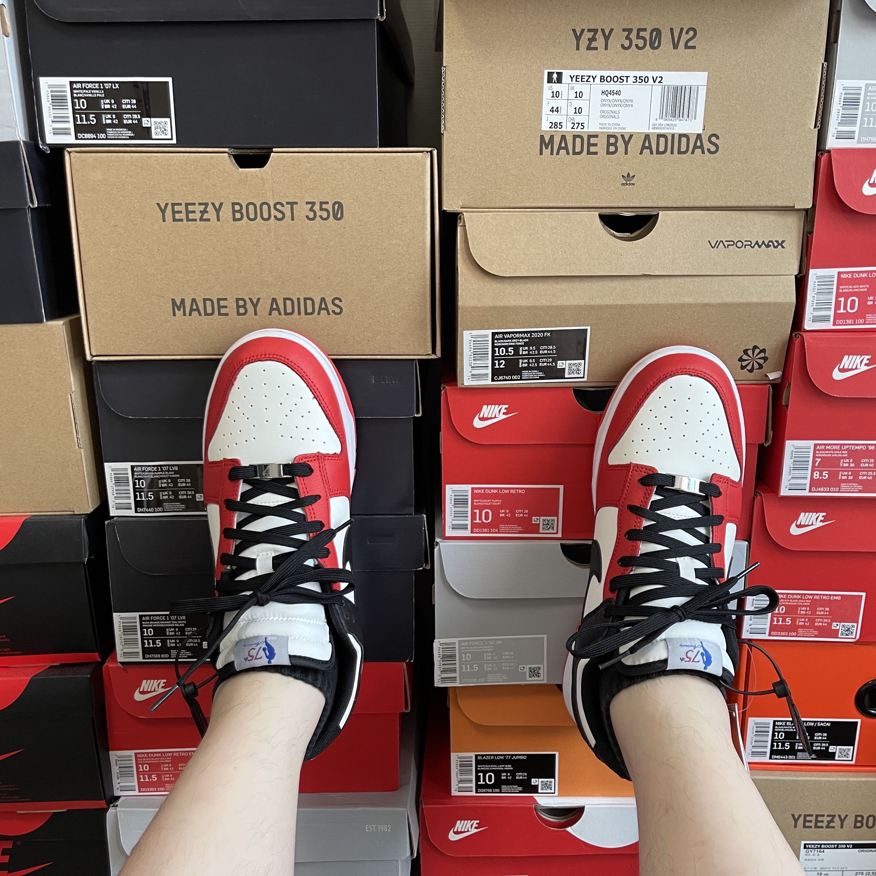 Nike x NBA Dunk Low Retro EMB Black and Chile Red 착용 스타일