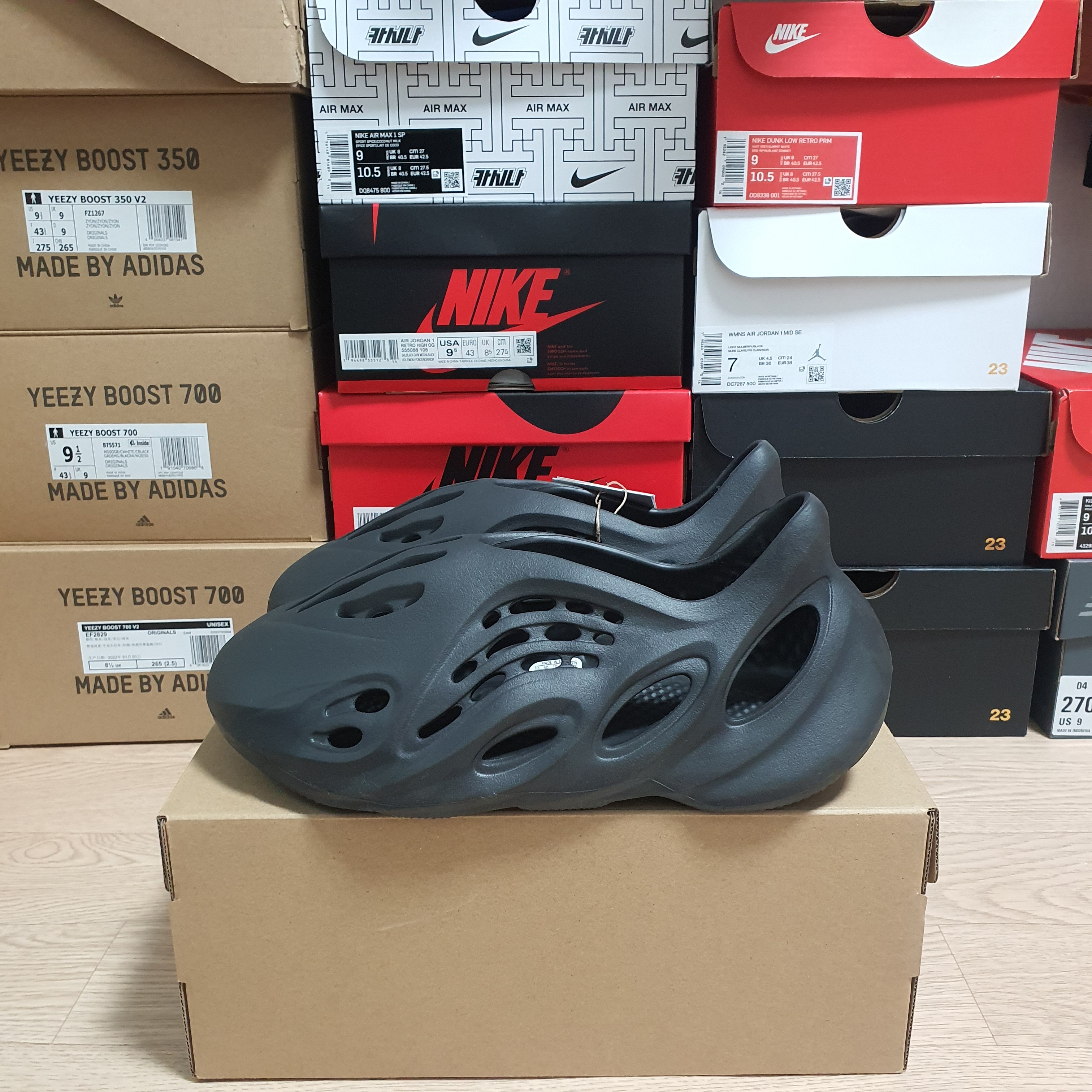 Adidas Yeezy Foam RNNR Onyx 착용 스타일 - 2