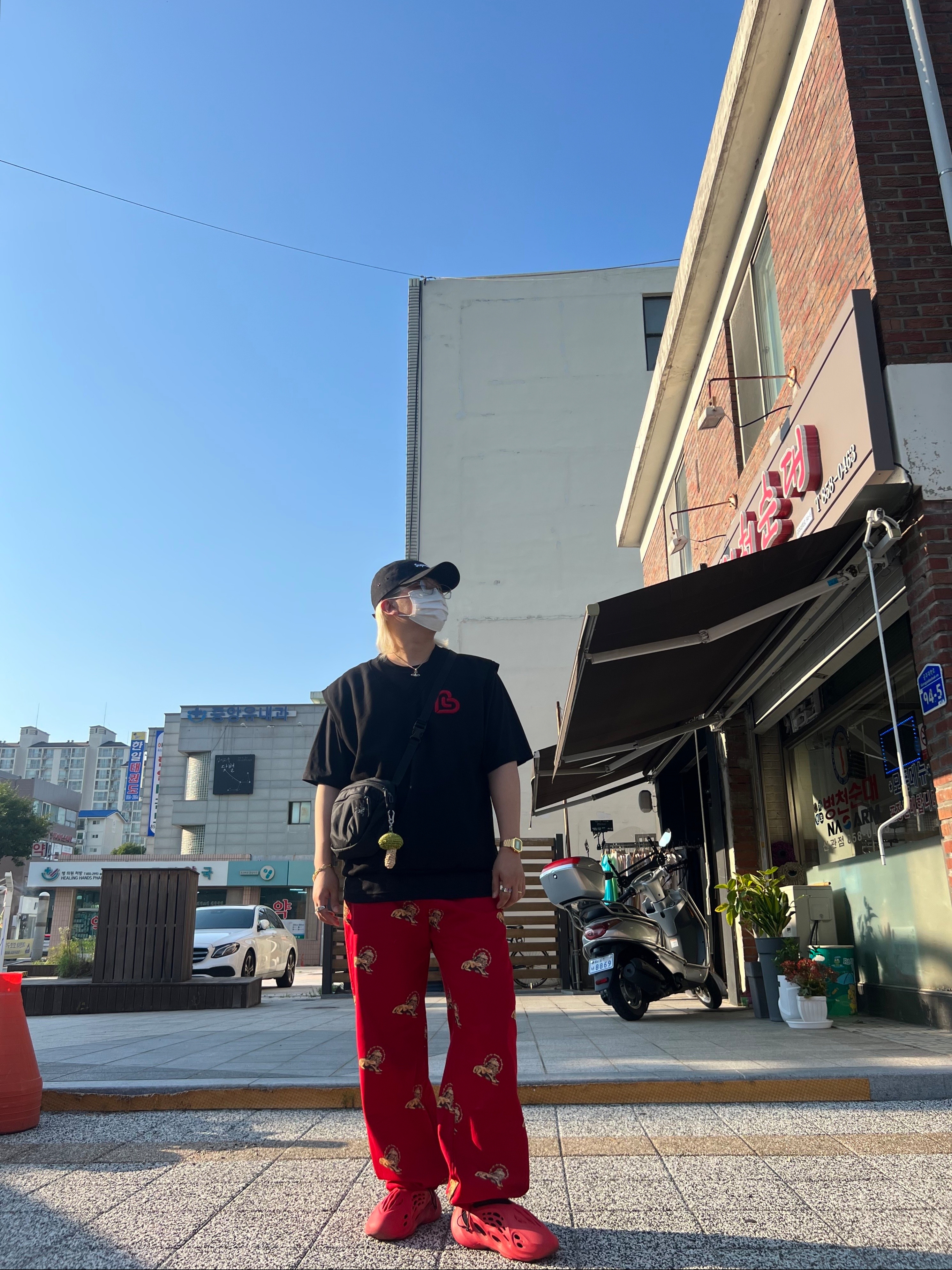 Supreme Waxed Cotton Camp Cap Black - 21FW, Adidas Yeezy Foam RNNR Vermilion 착용 스타일 - 1