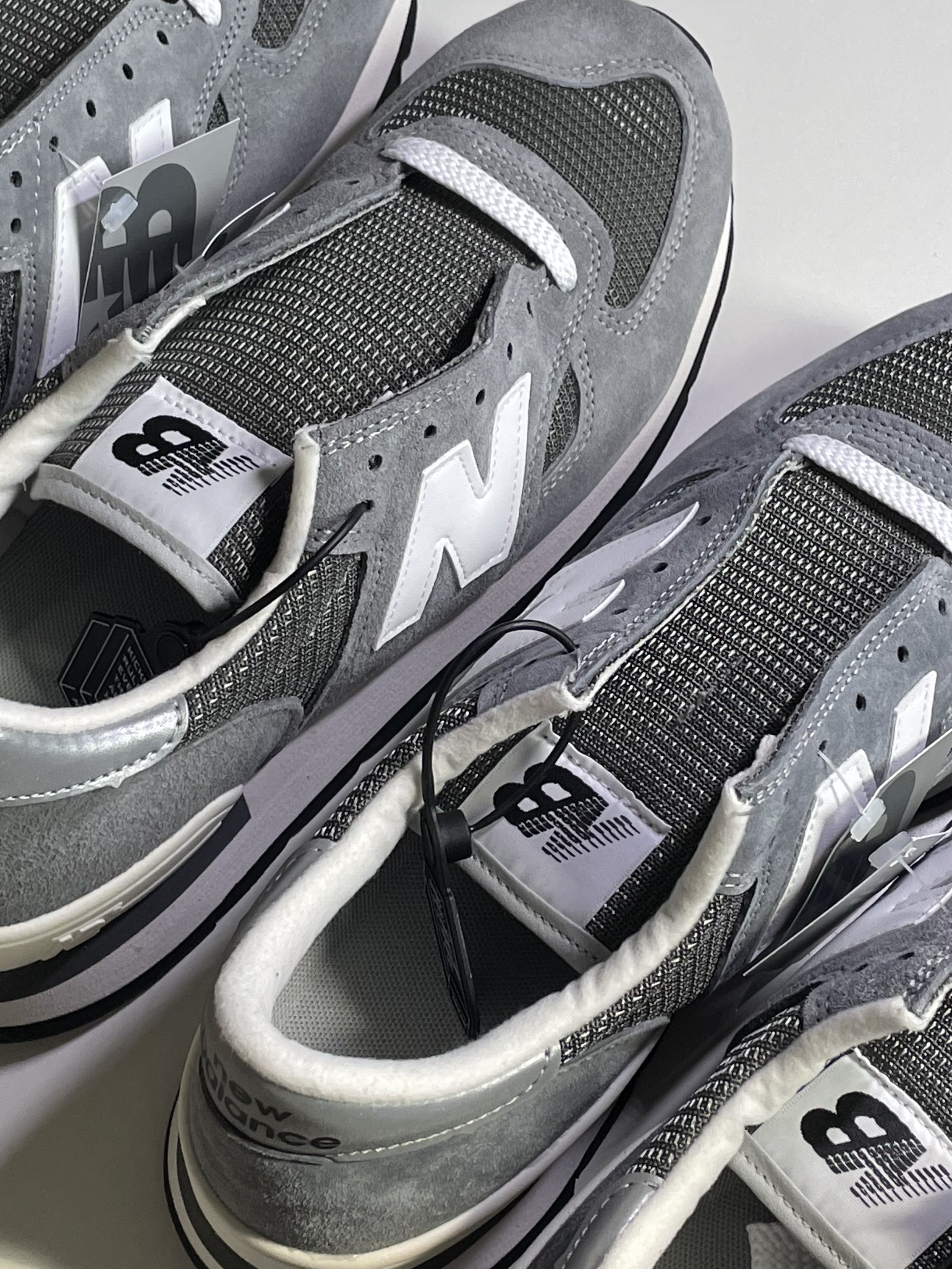New Balance 990v1 Made in USA Grey White 착용 스타일 - 2