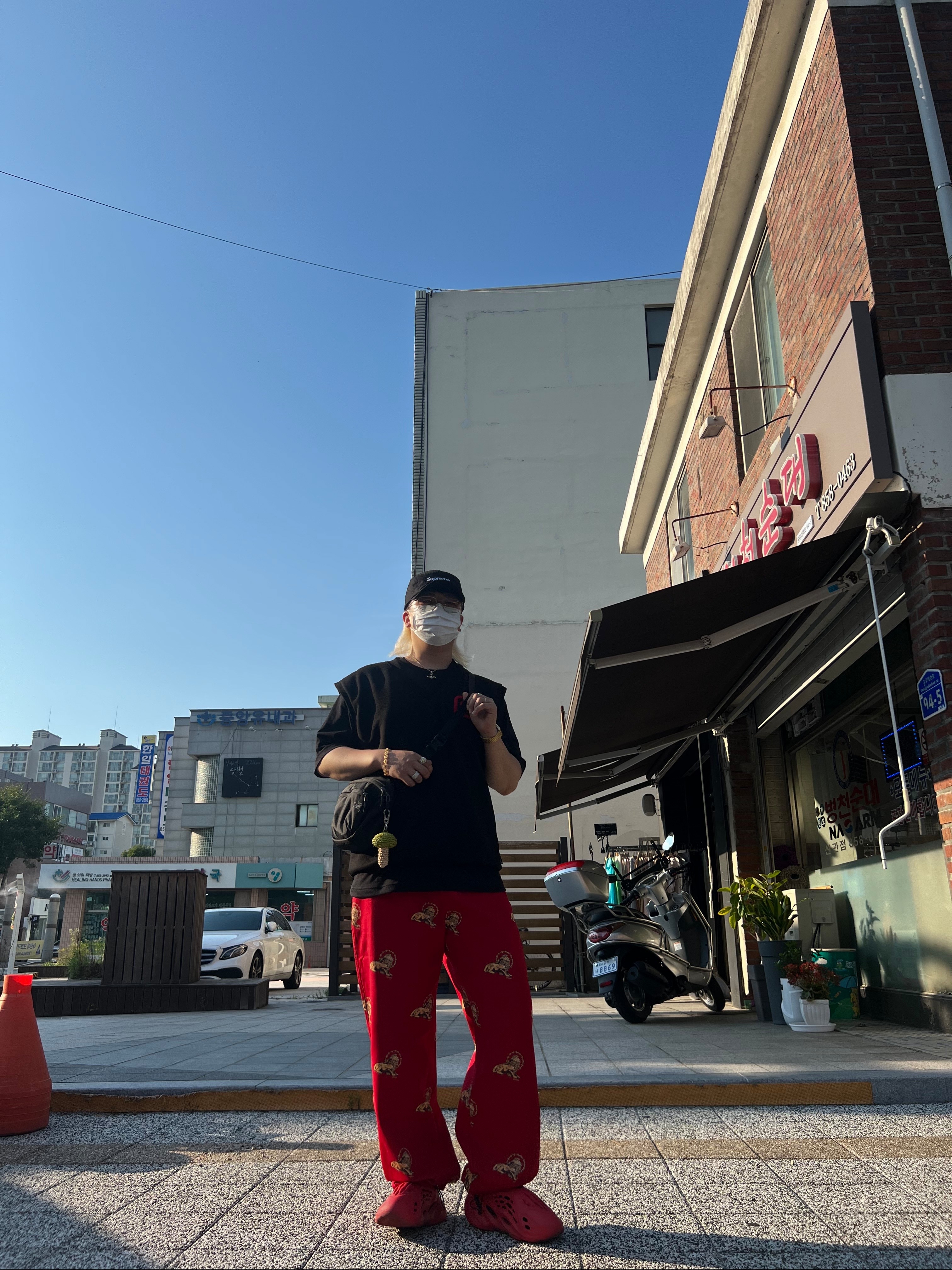 Supreme Waxed Cotton Camp Cap Black - 21FW, Adidas Yeezy Foam RNNR Vermilion 착용 스타일 - 2