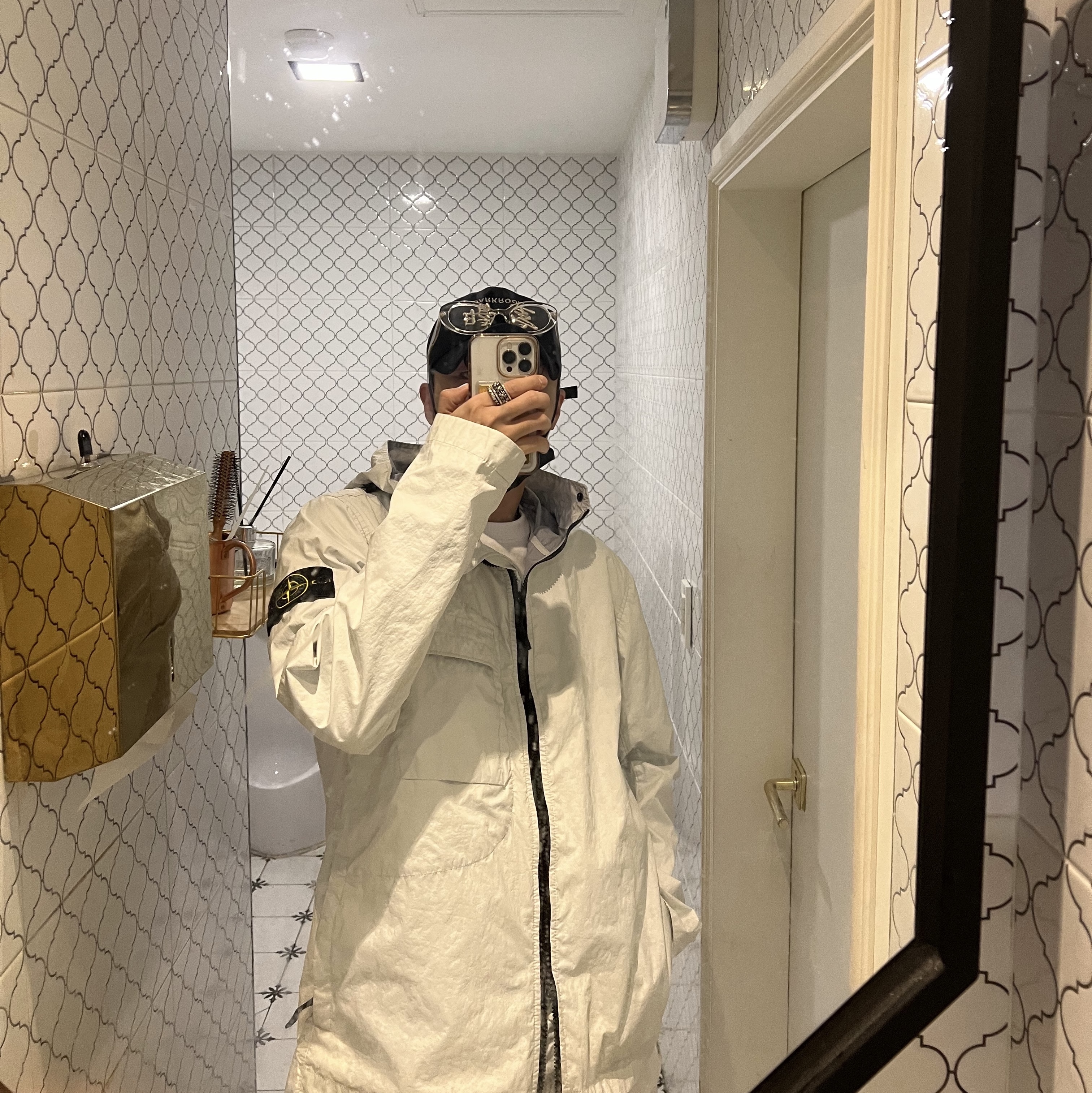 Stone Island 40223 Membrana 3L TC Garment Dyed Hooded Jacket Ice - 22SS, Darkr8m Studio Upside Down Silver Logo Cap 착용 스타일