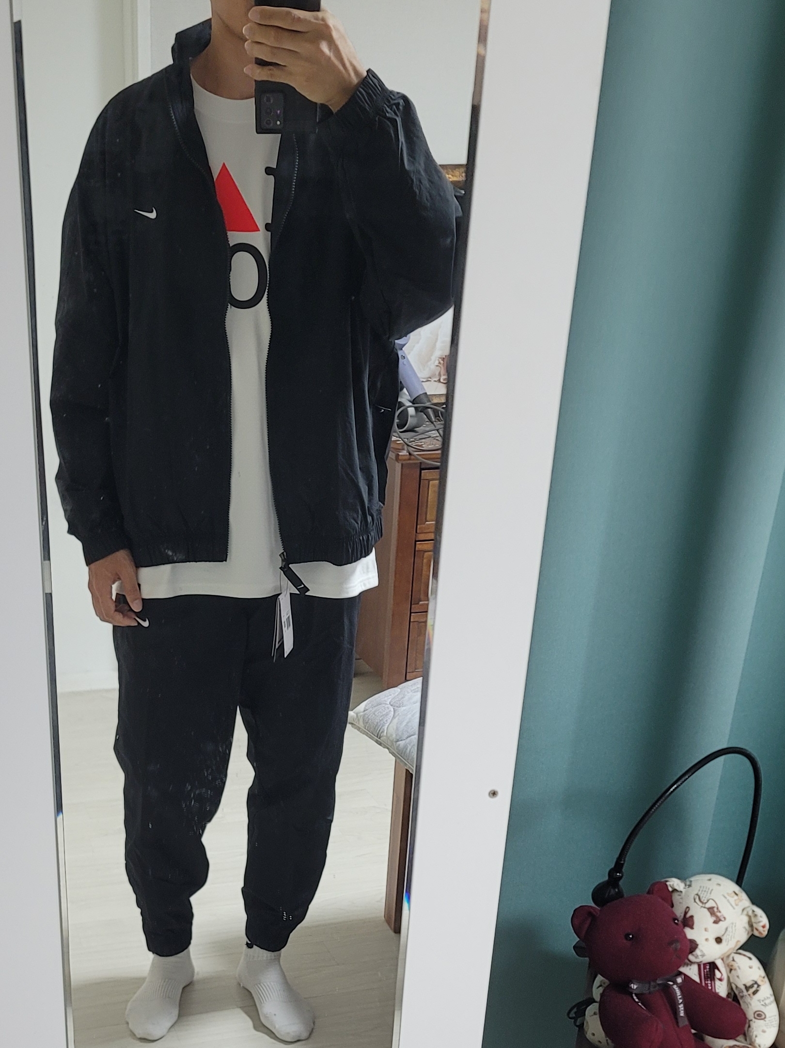 Nike NRG Solo Swoosh Woven Track Pants Black White - Asia, Nike NRG Solo Swoosh Woven Track Jacket Black - Asia 착용 스타일 - 1