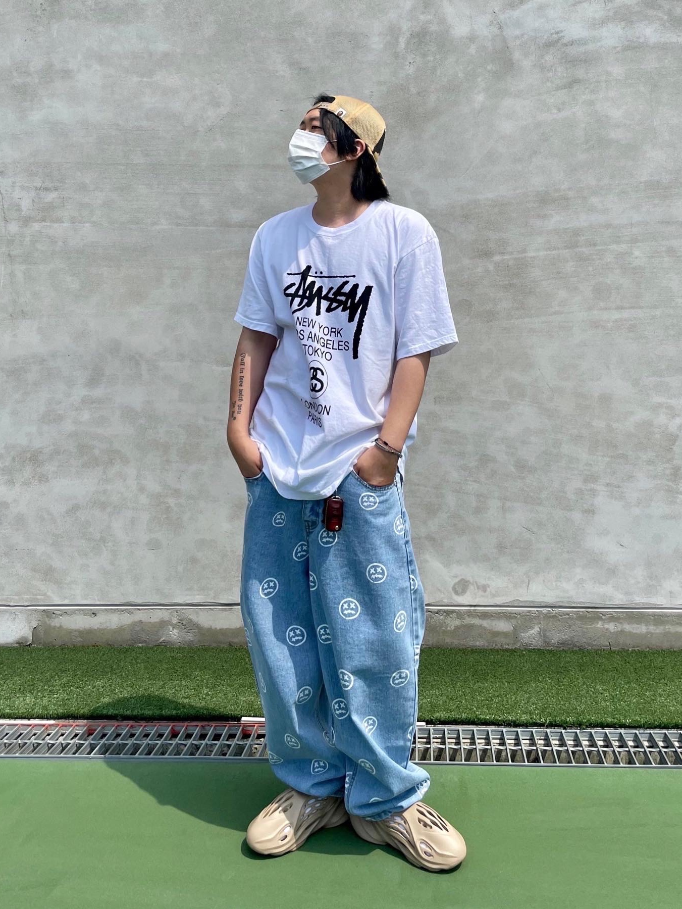 Adidas Yeezy Foam RNNR Mist, Stussy x BAPE Trucker Cap Yellow 착용 스타일 - 1