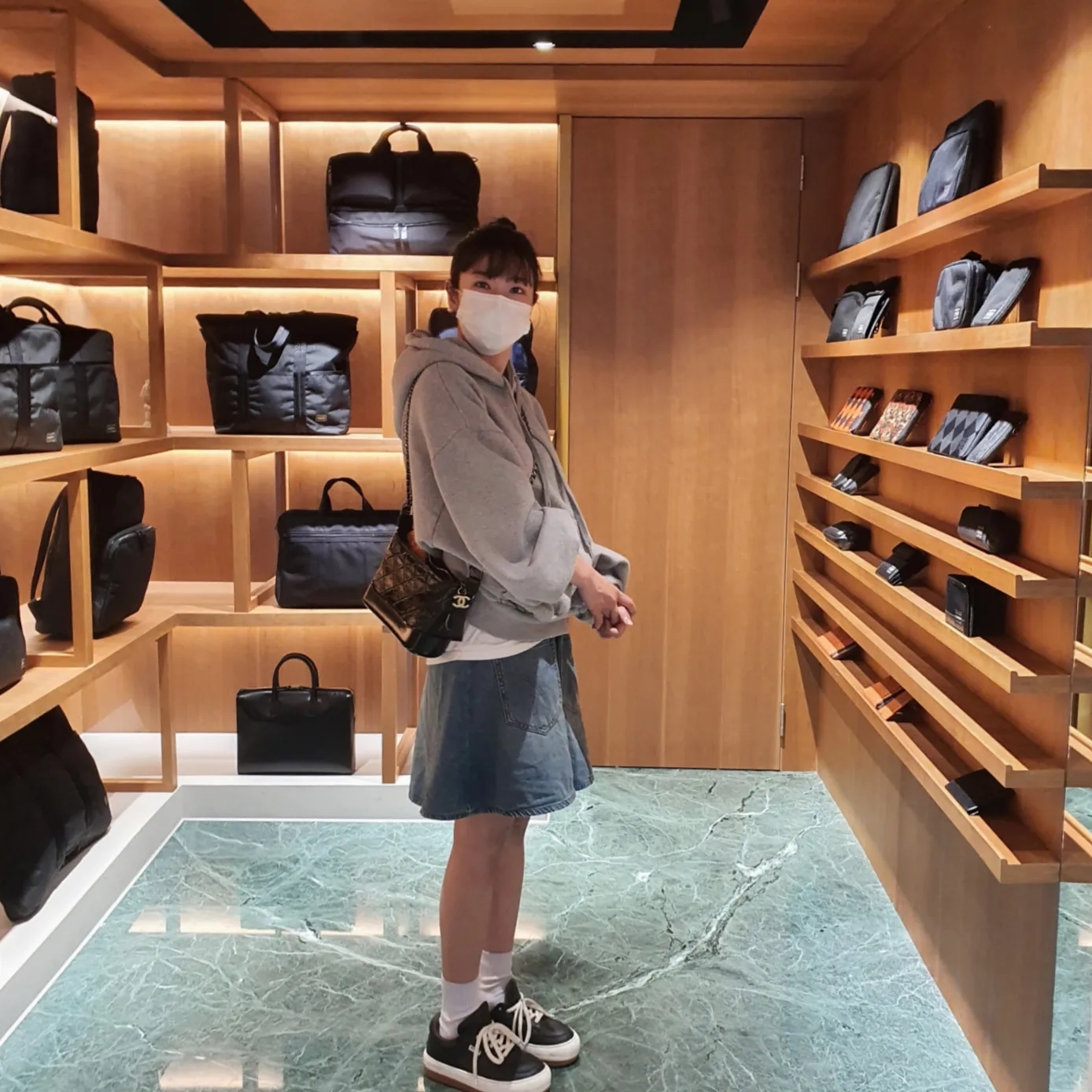 Chanel Gabrielle Small Hobo Bag Aged Calfskin & Gold Black, Sunnei Leather Dreamy Black 착용 스타일 - 1