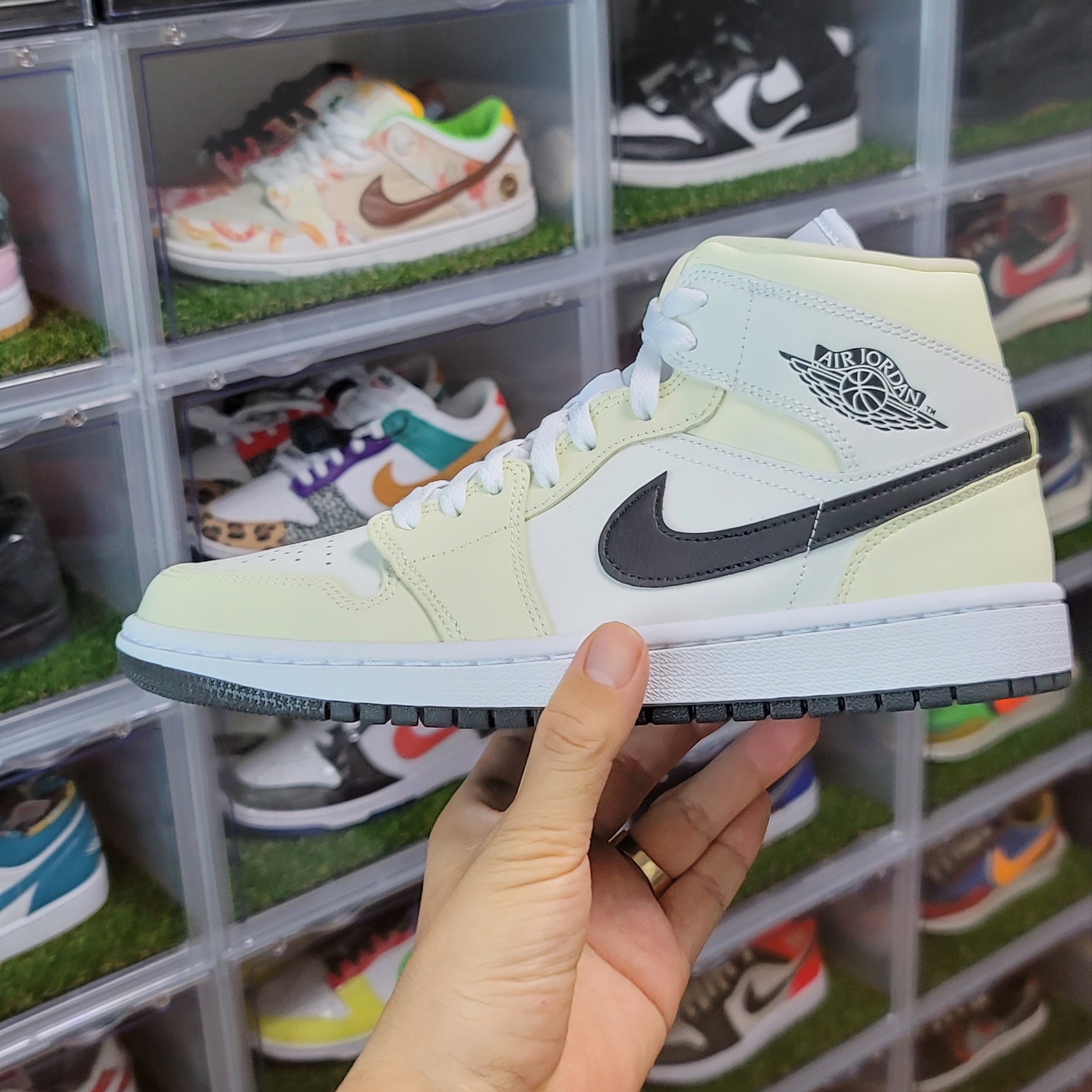 (W) Jordan 1 Mid Coconut Milk, Nike SB Dunk High PRM Rush Blue and Team Orange 착용 스타일 - 1
