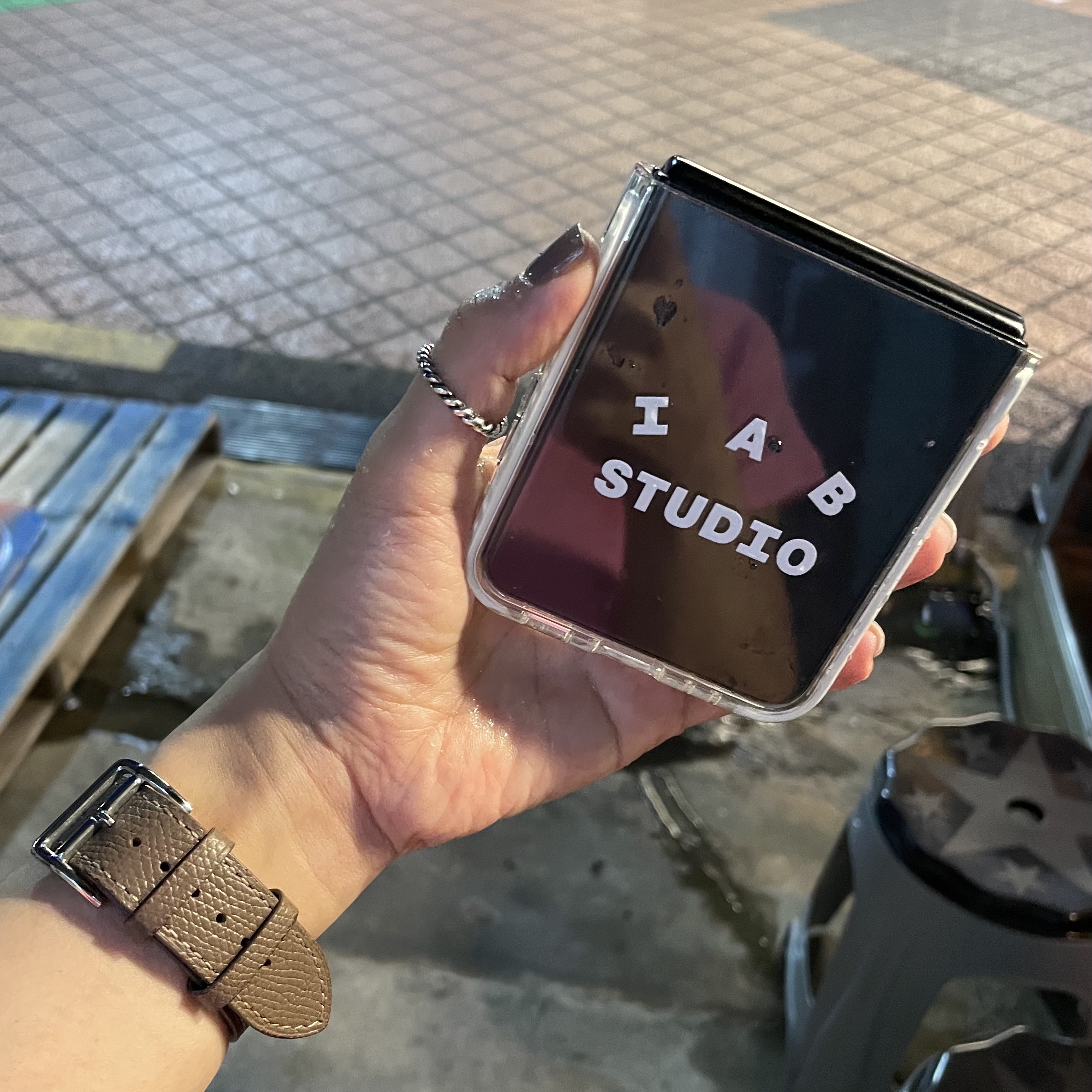 Casetify x IAB Studio Galaxy Black Logo Case Clear Black, Casetify x IAB Studio Galaxy White Logo Case Clear 착용 스타일 - 1