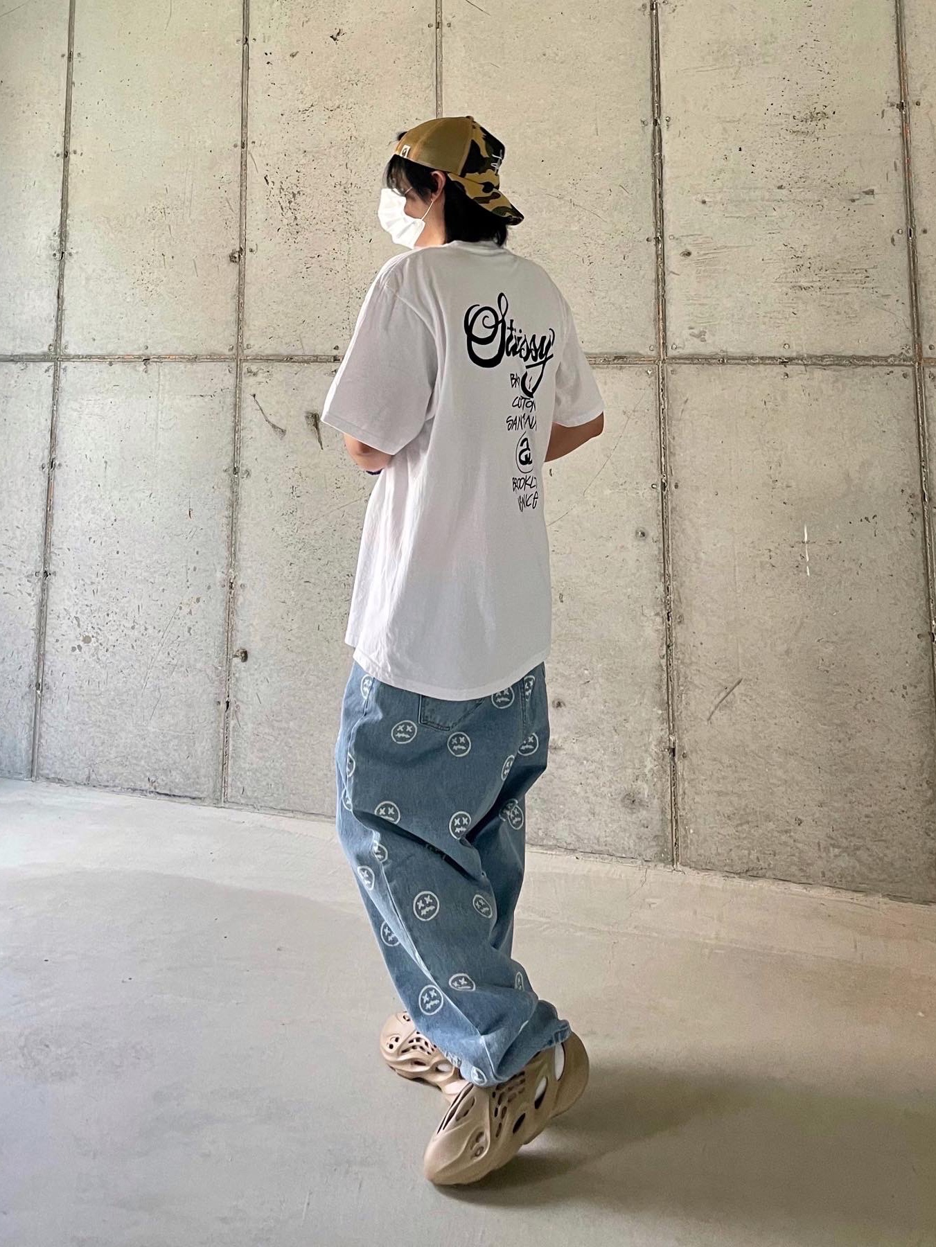 Adidas Yeezy Foam RNNR Mist, Stussy x BAPE Trucker Cap Yellow 착용 스타일 - 4