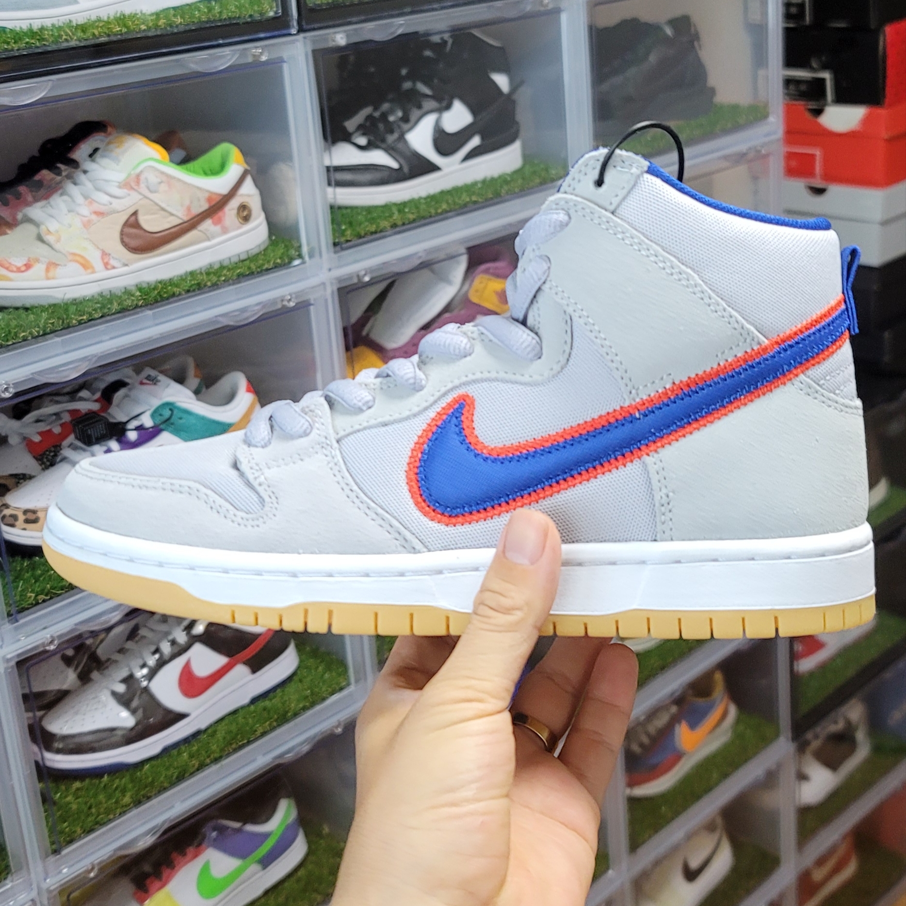 (W) Jordan 1 Mid Coconut Milk, Nike SB Dunk High PRM Rush Blue and Team Orange 착용 스타일 - 2