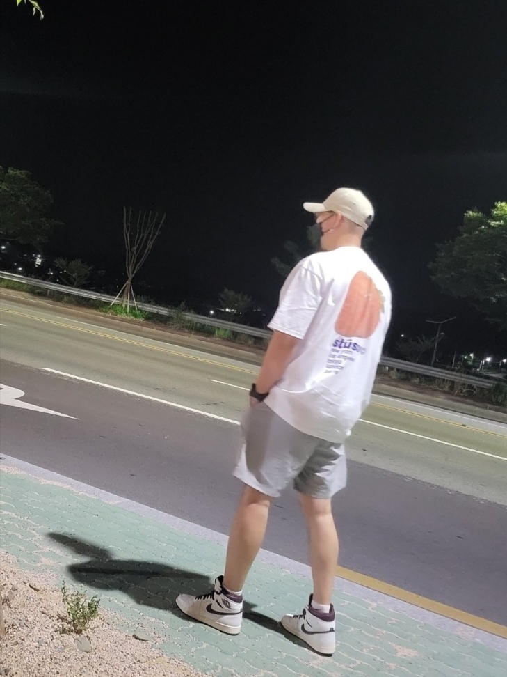 Stussy Strawberry T-Shirt White, Jordan 1 x A Ma Maniere Retro High OG SP Sail and Burgundy 착용 스타일