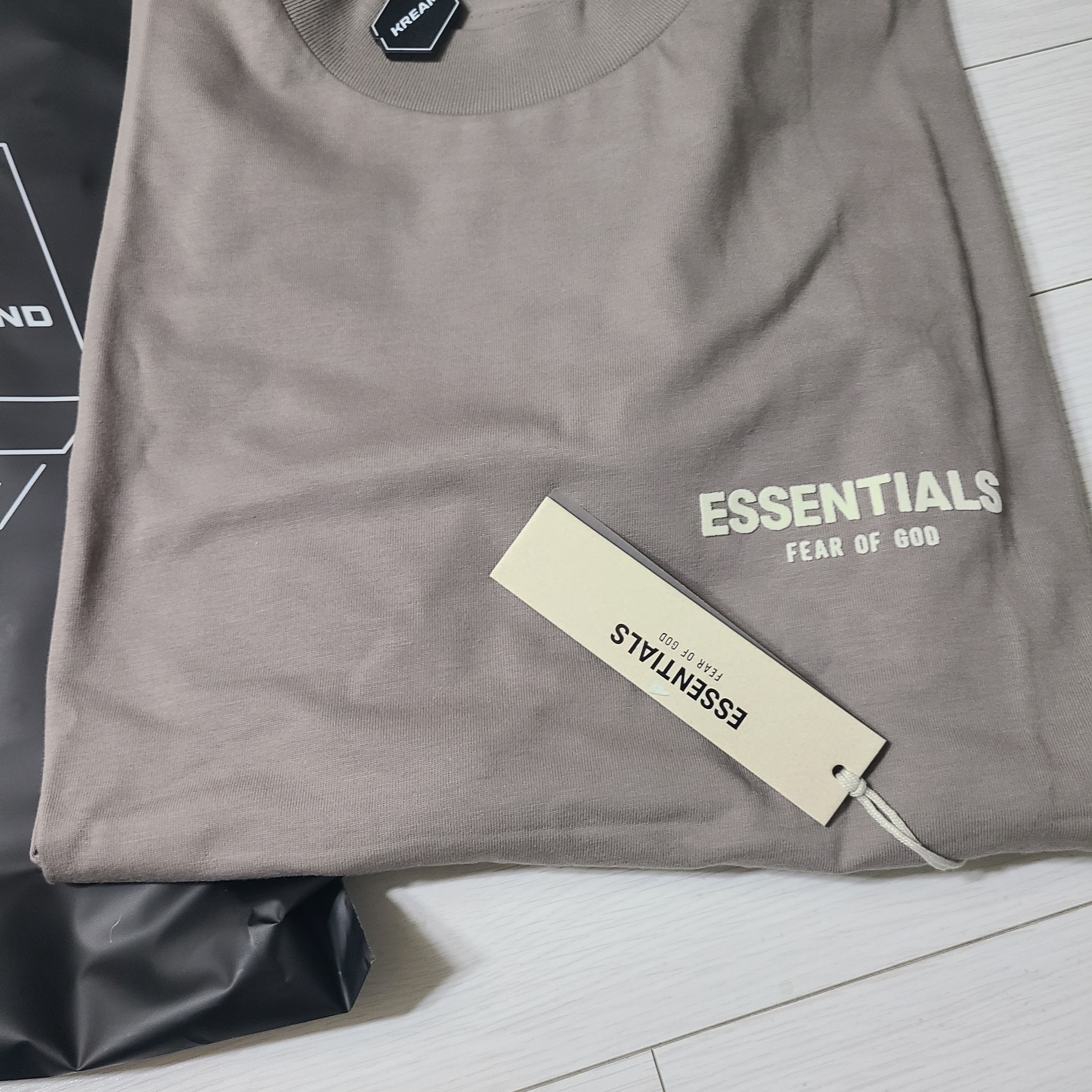 Essentials T-Shirt Desert Taupe - 22SS 착용 스타일