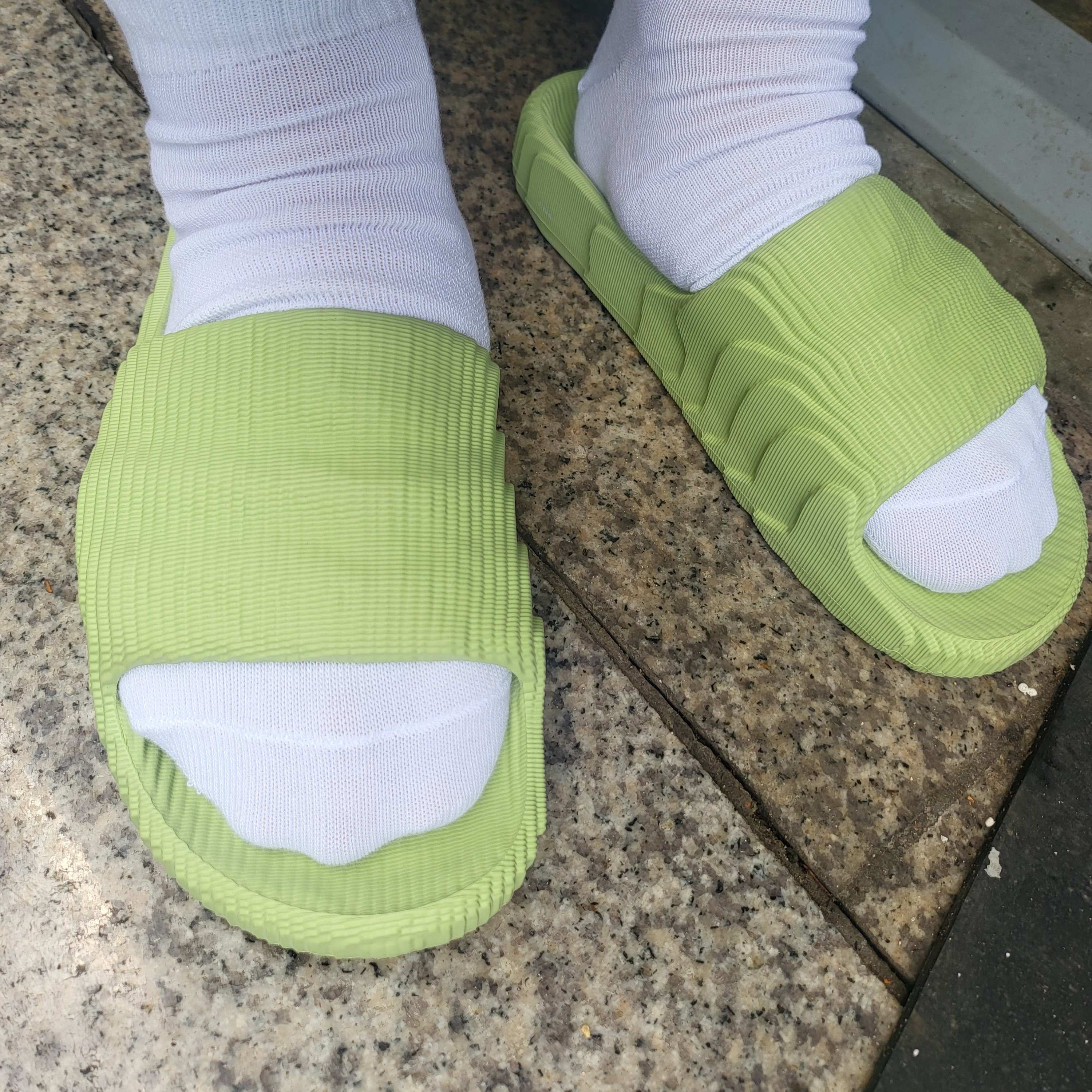 Adidas Adilette 22 Magic Lime, Adidas Adilette 22 Desert Sand 착용 스타일 - 2