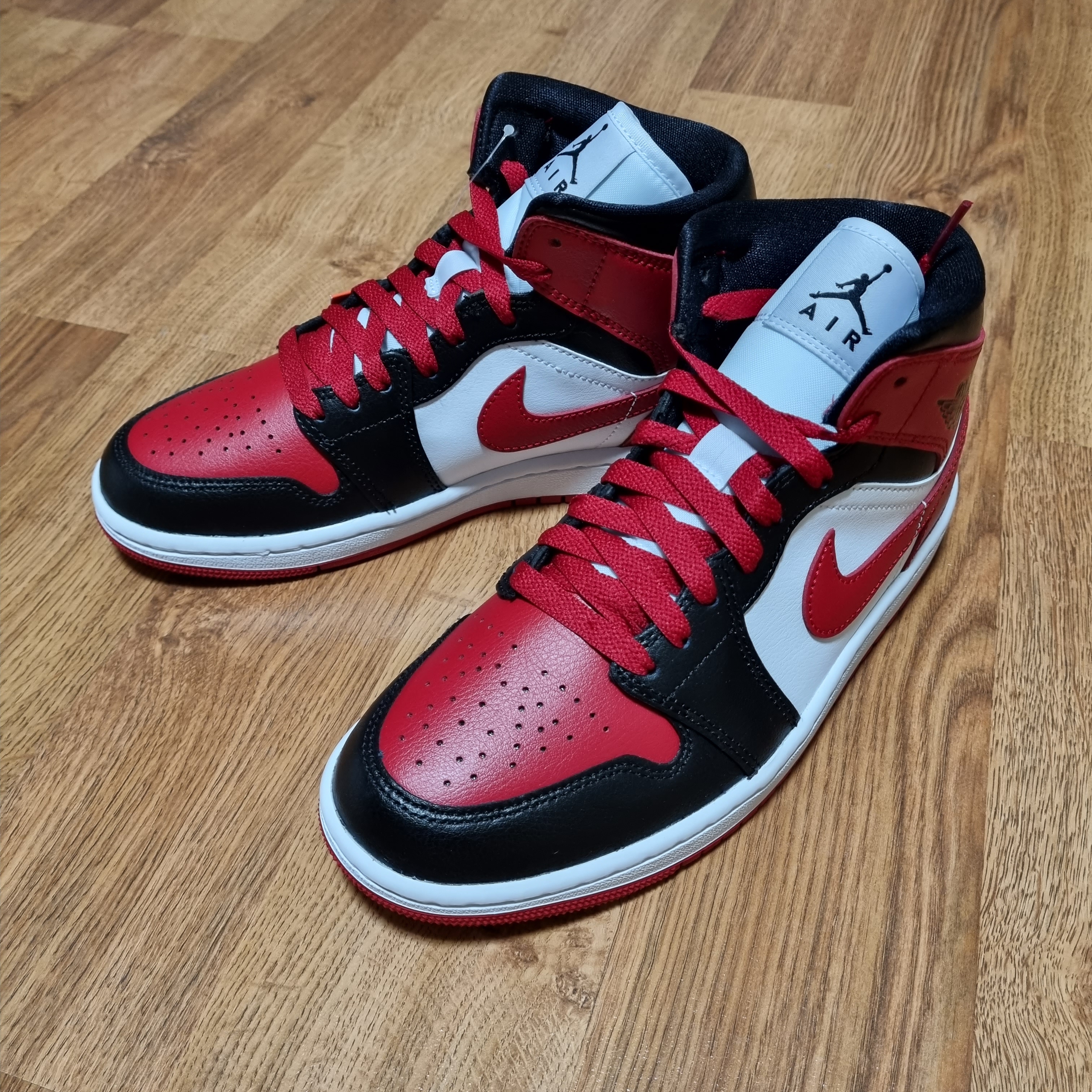 (W) Jordan 1 Mid Black and Gym Red 착용 스타일 - 2