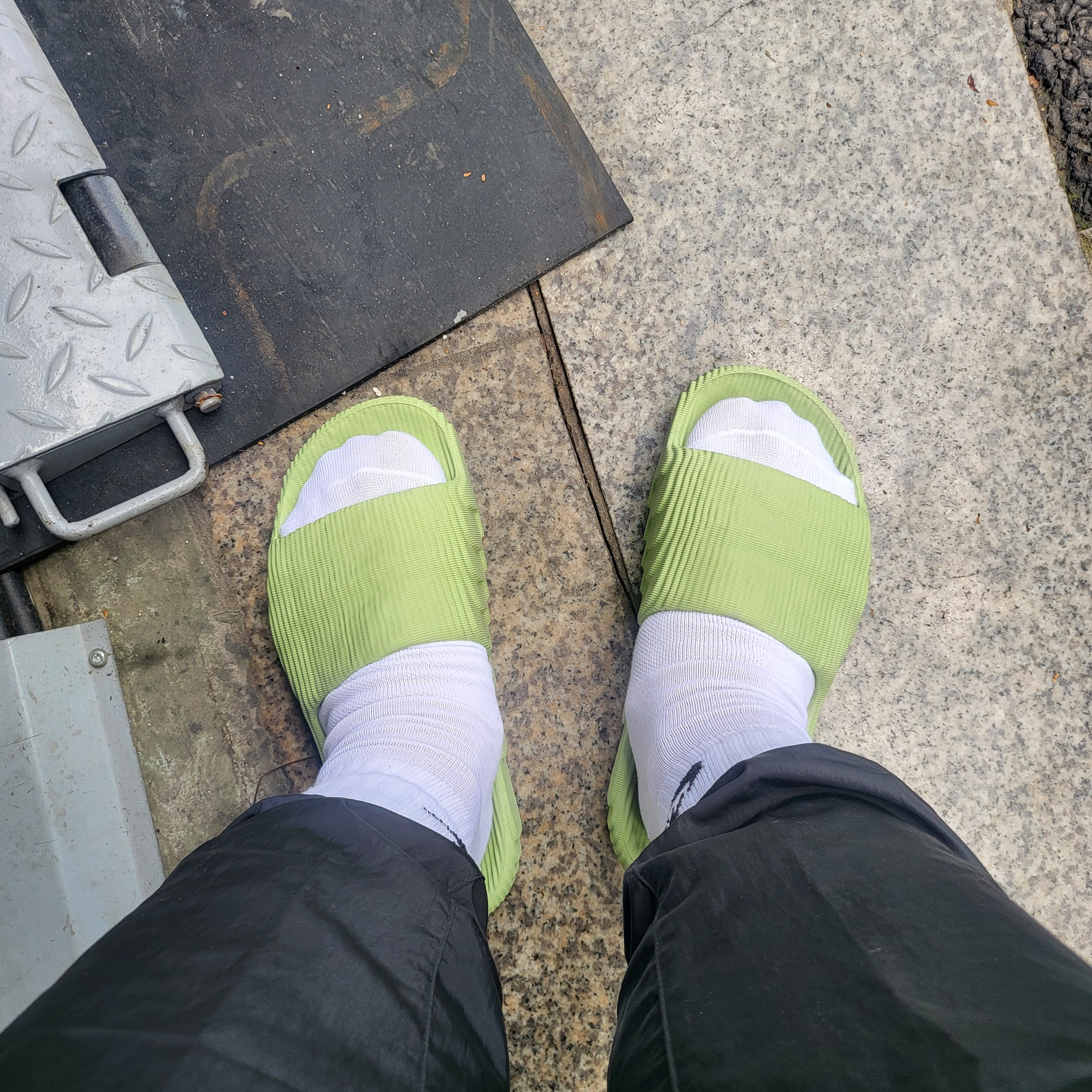Adidas Adilette 22 Magic Lime, Adidas Adilette 22 Desert Sand 착용 스타일 - 3