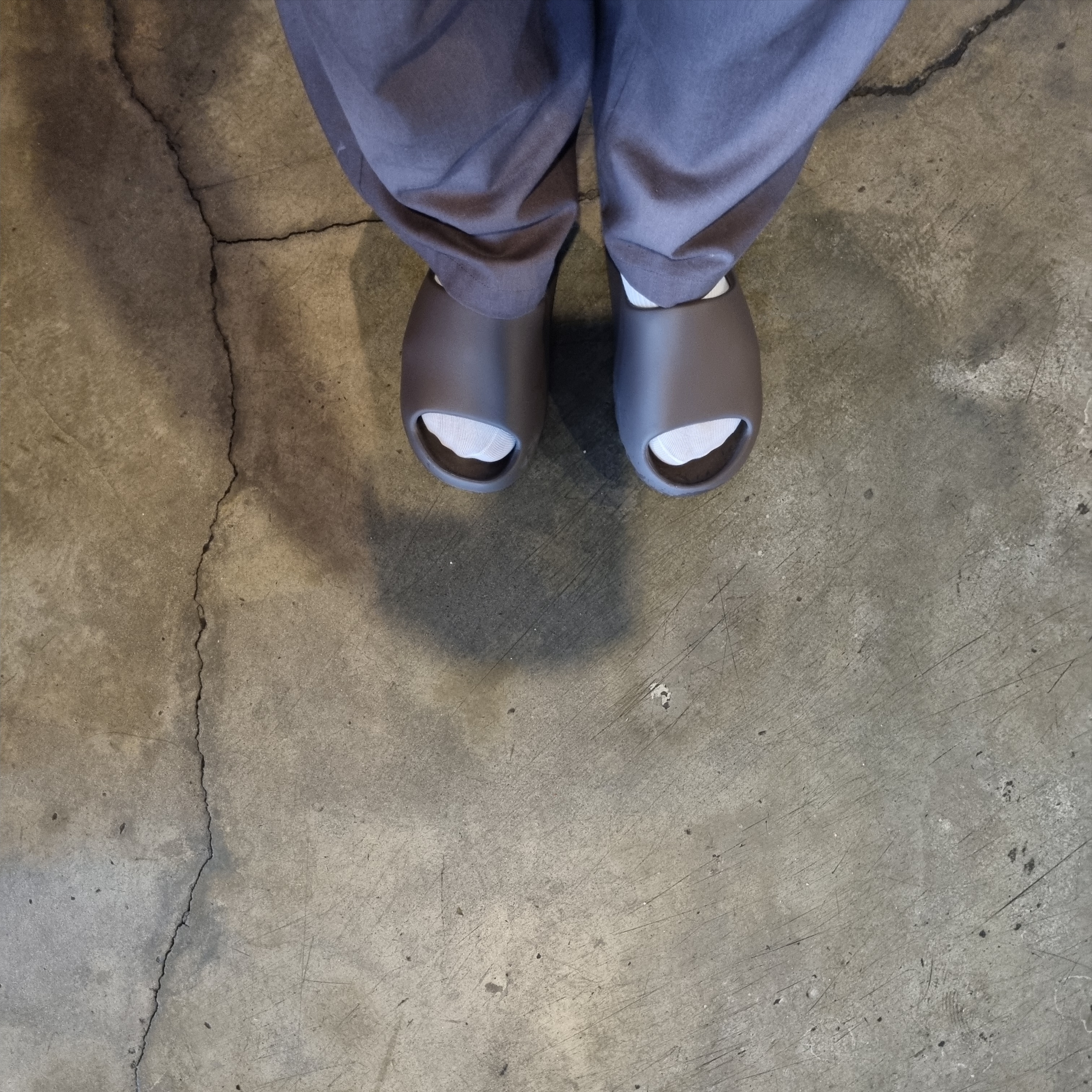 Adidas Yeezy Slide Soot 2021 착용 스타일
