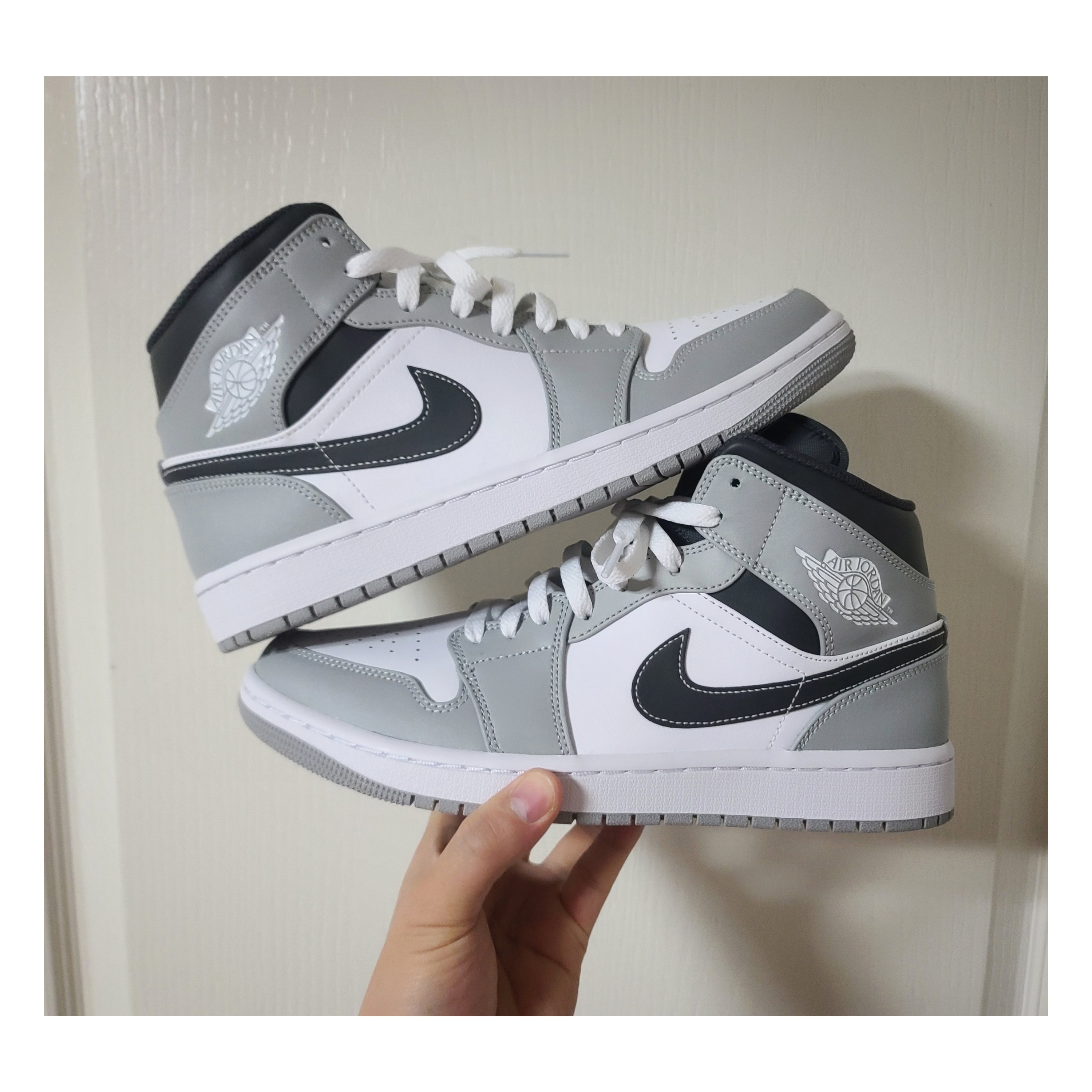 Jordan 1 Mid Light Smoke Grey Anthracite 착용 스타일 - 3