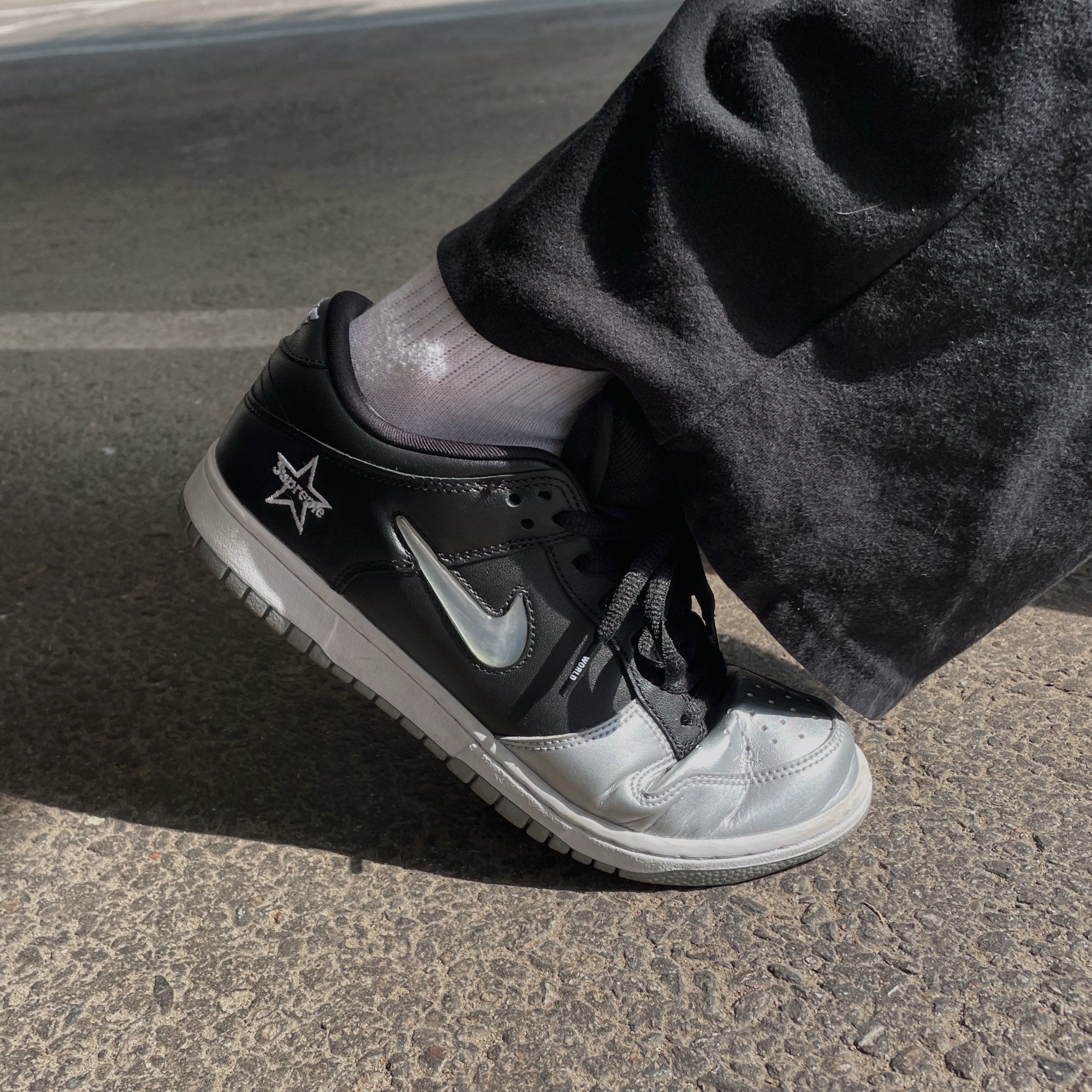 Nike x Supreme SB Dunk Low Jewel Swoosh Silver 착용 스타일