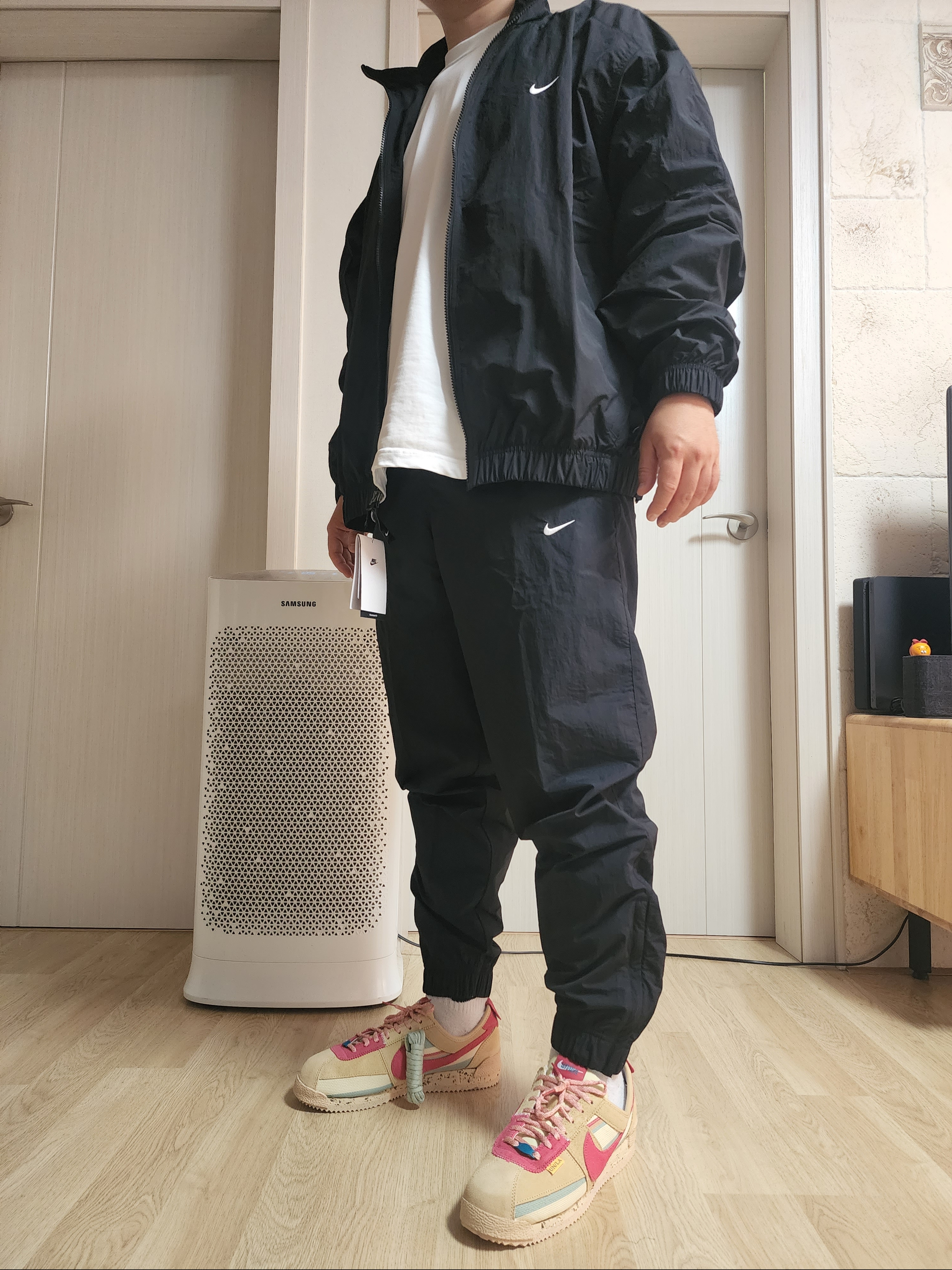 Nike NRG Solo Swoosh Woven Track Pants Black White - Asia, Nike NRG Solo Swoosh Woven Track Jacket Black - Asia 착용 스타일 - 4